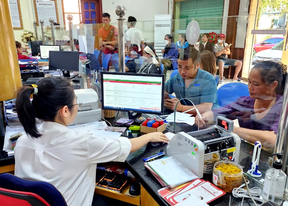 Hoạt động giao dịch tại Agribank Quang Bình.
