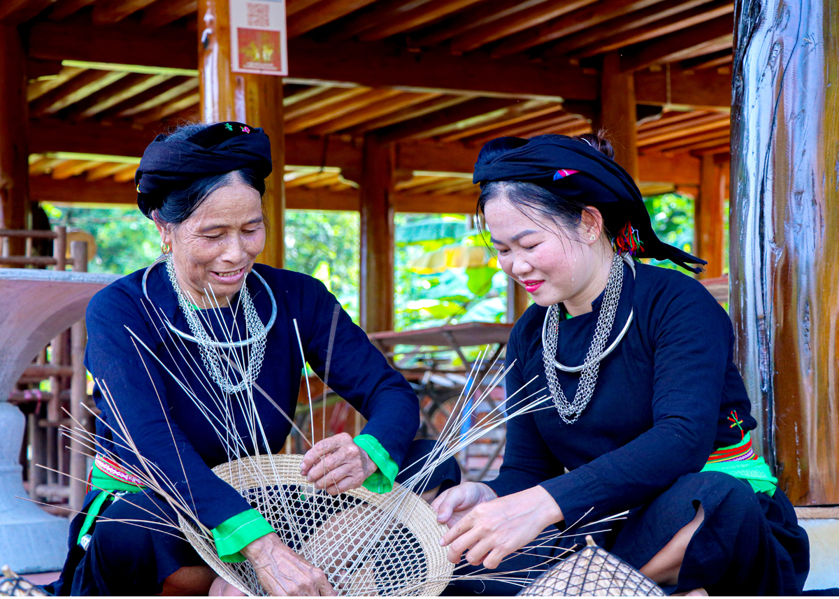 Người dân xã Xuân Giang, huyện Quang Bình đan nón lá. Ảnh: Trung Hậu
