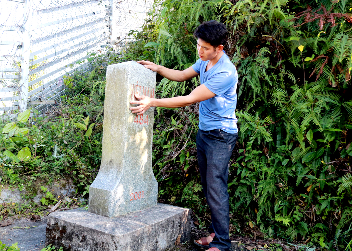 Người dân thôn Lùng Thàng kiểm tra cột mốc biên giới 484.