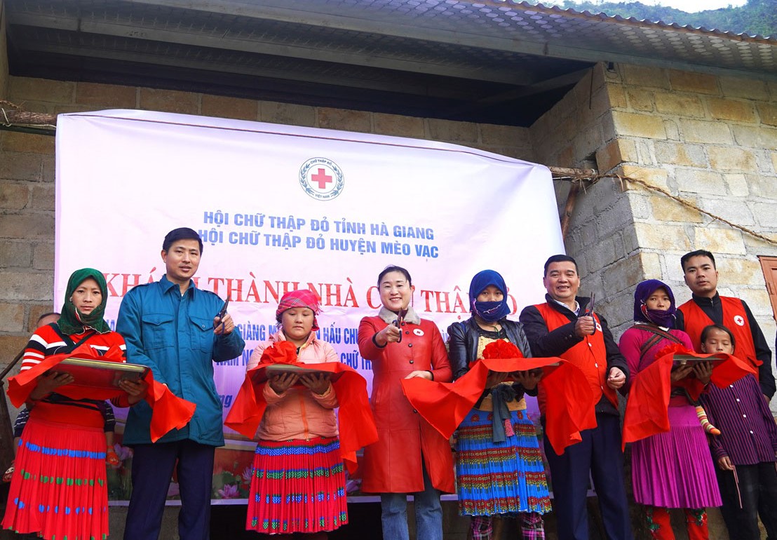 Đại diện các đơn vị bàn giao nhà ở cho chị Ly Thị Mai, thôn Hấu Chua, xã Giàng Chu Phìn.