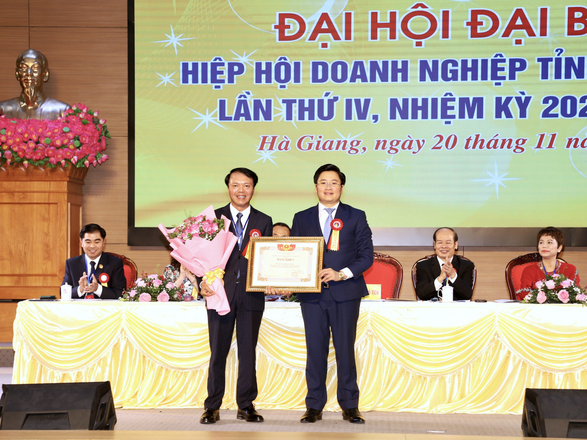Phó Chủ tịch Hiệp hội Doanh nghiệp vừa và nhỏ Việt Nam tặng Bằng khen cho Hiệp hội Doanh nghiệp tỉnh