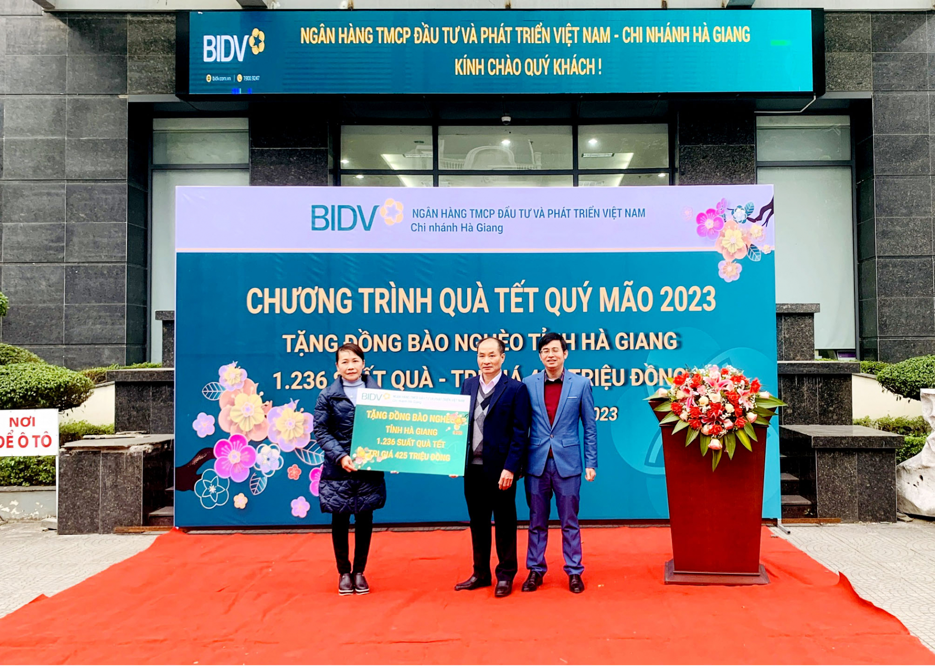 Lãnh đạo BIDV tặng quà hộ nghèo tỉnh Hà Giang năm 2023.