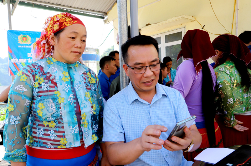 Cán bộ BHXH huyện Mèo Vạc hướng dẫn người dân cài đặt ứng dụng VssID.