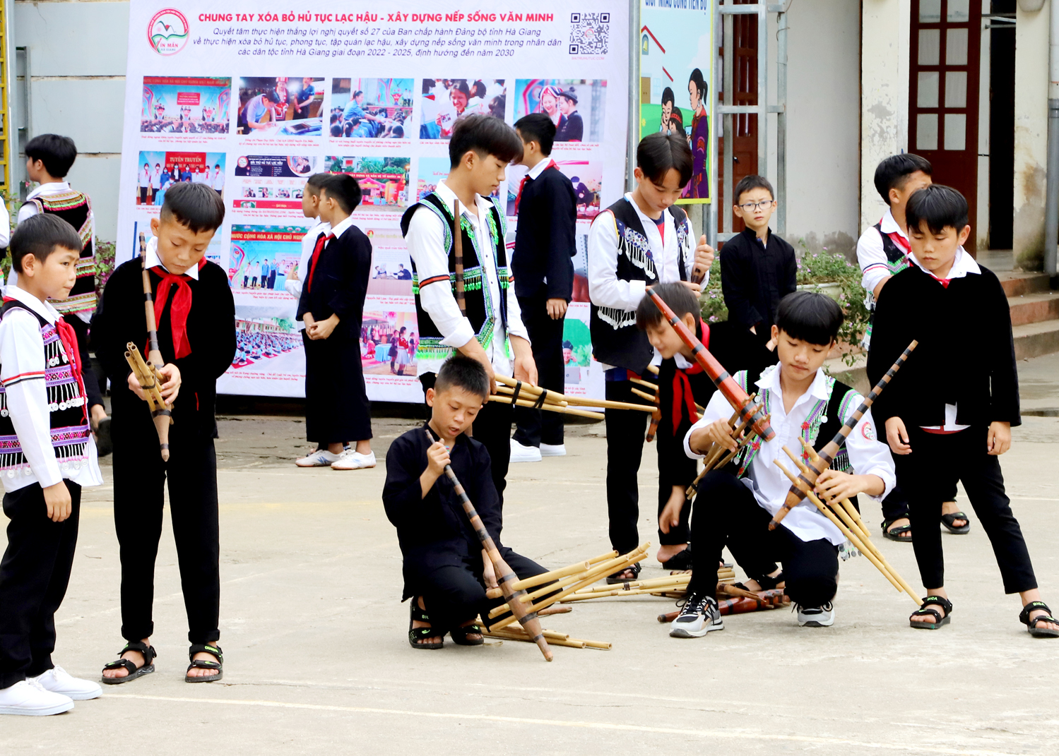 Câu lạc bộ múa khèn Trường PTDT Nội trú THCS và THPT huyện Xín Mần thường xuyên luyện tập, biểu diễn. 