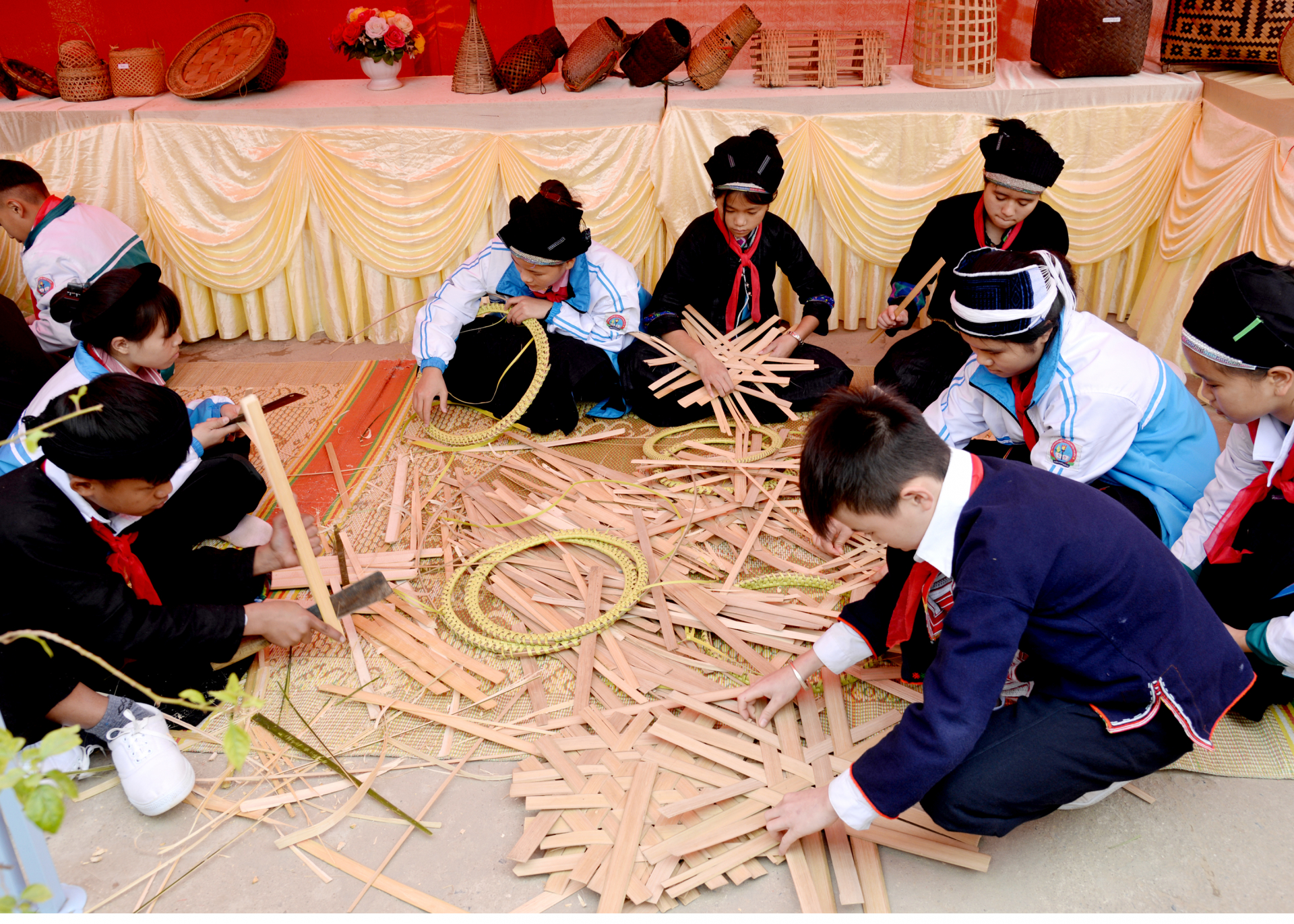Buổi thực hành của Câu lạc bộ mây, tre đan Trường PTDT Nội trú THCS và THPT huyện Xín Mần.	