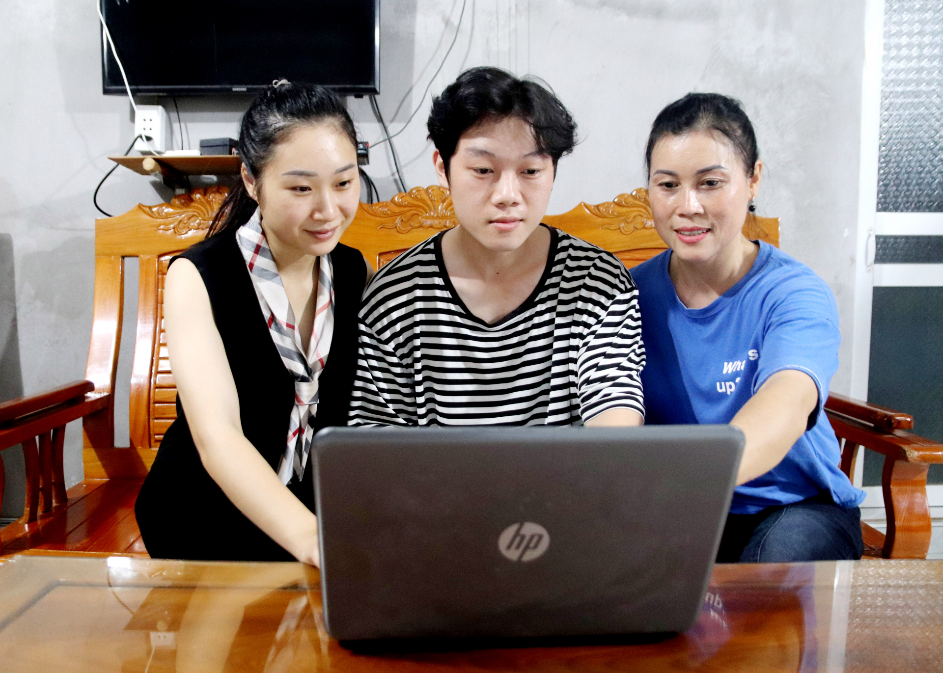 Người dân thành phố Hà Giang tra cứu thông tin trên Hệ thống thông tin giải quyết thủ tục hành chính tỉnh.