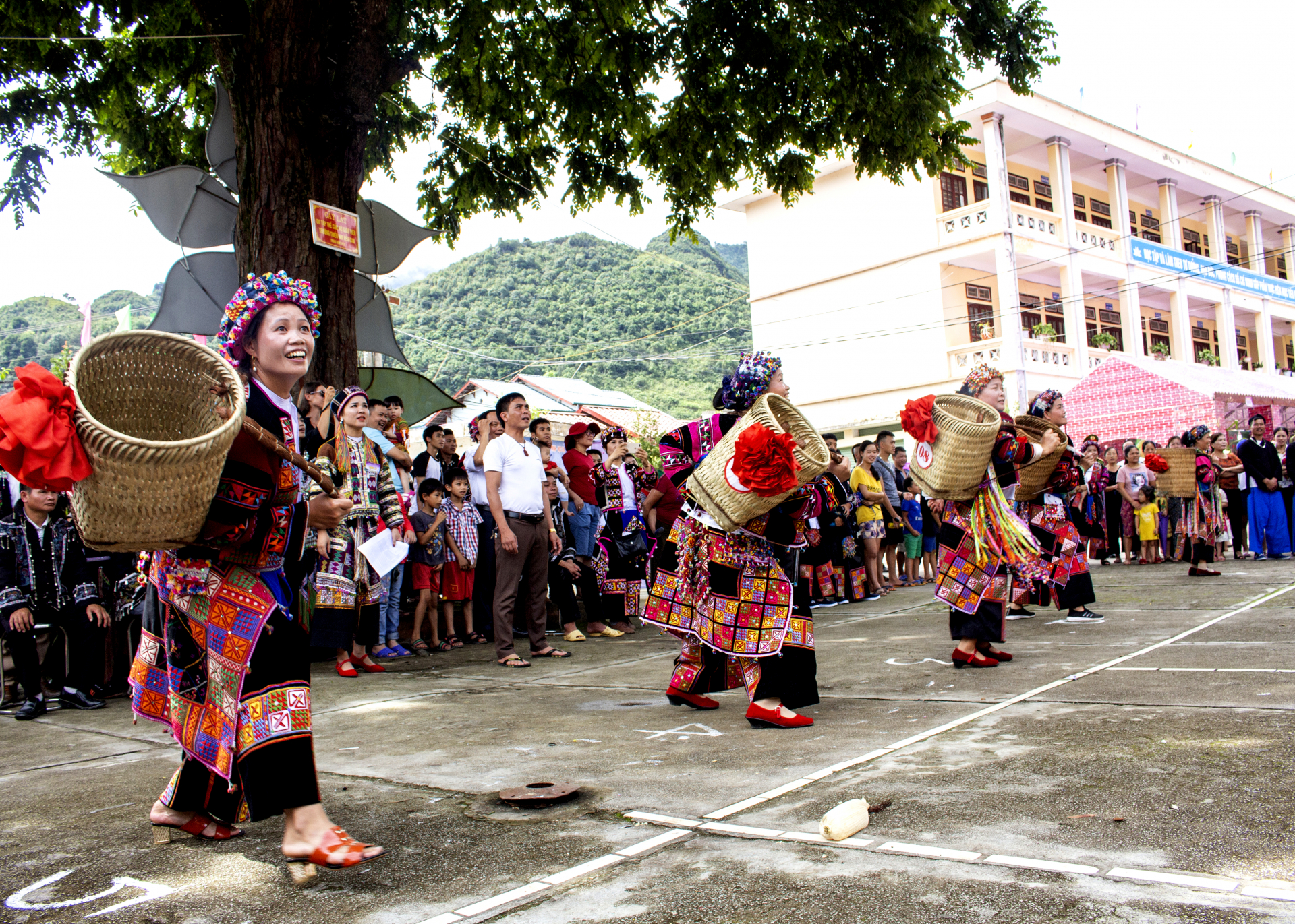 Phụ nữ dân tộc Lô Lô, thôn Sảng Pả A, thị trấn Mèo Vạc (Mèo Vạc) tham gia trò chơi hứng còn vào quẩy tấu.
