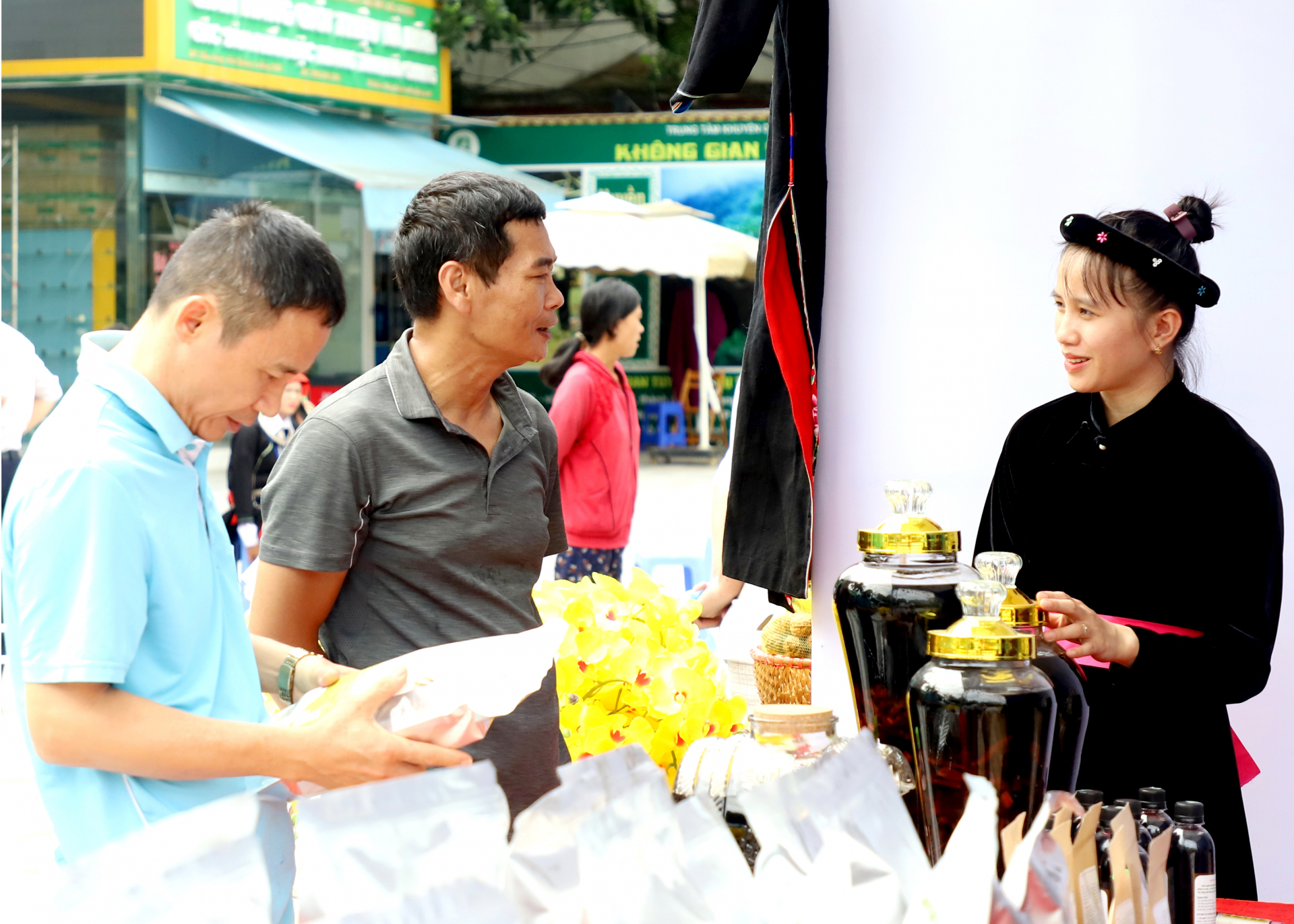 Các sản phẩm tiêu biểu của tỉnh được bày bán tại thành phố Hà Giang phục vụ khách du lịch.