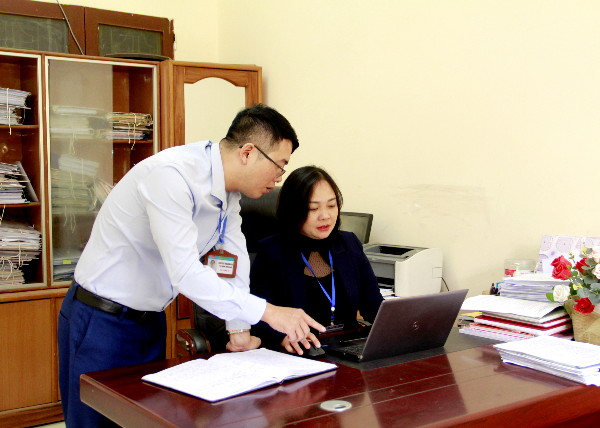 Lãnh đạo HĐND thị trấn Vị Xuyên (Vị Xuyên) trao đổi nghiệp vụ, chuẩn bị các tài liệu cho kỳ họp cuối năm 2023. 	