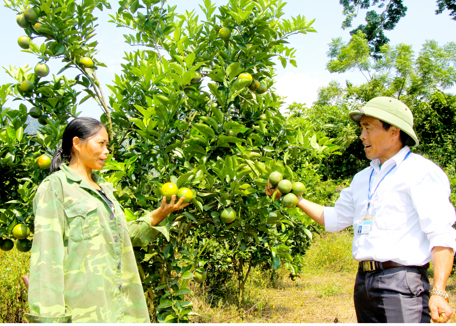 Cán bộ xã Nà Khương vận động người dân thi đua lao động sản xuất.