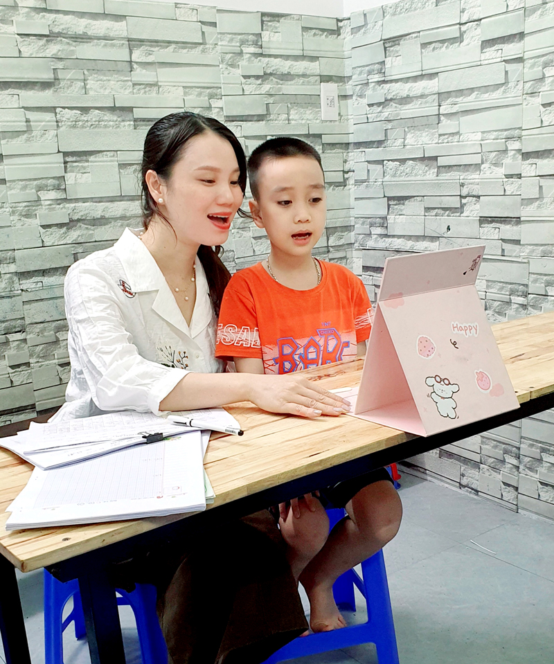 Cô giáo Triệu Thị Đào trong giờ luyện âm chữa ngọng cho học trò.