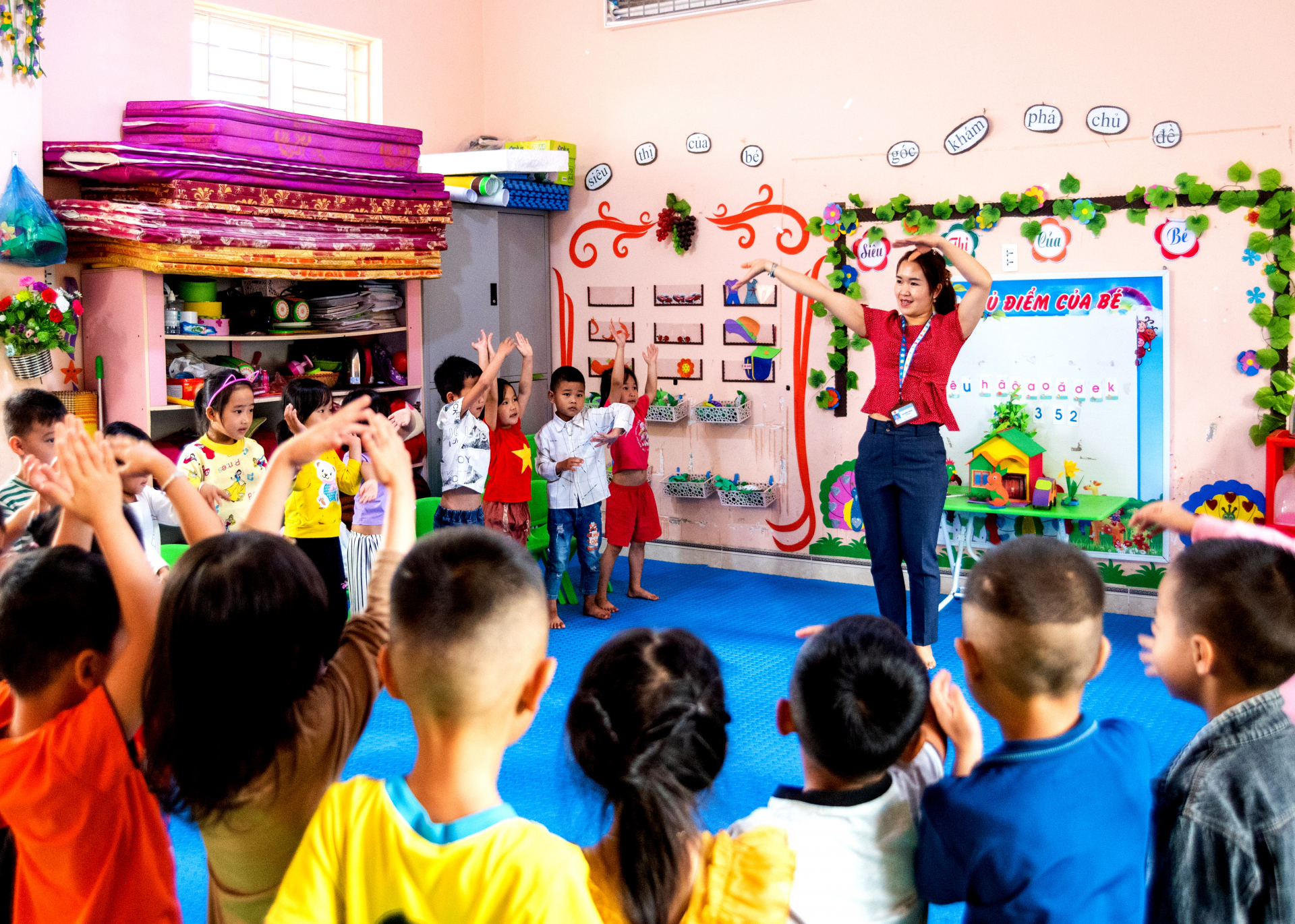 Cô giáo Mai Hồng Nhung dạy múa cho các cháu.  