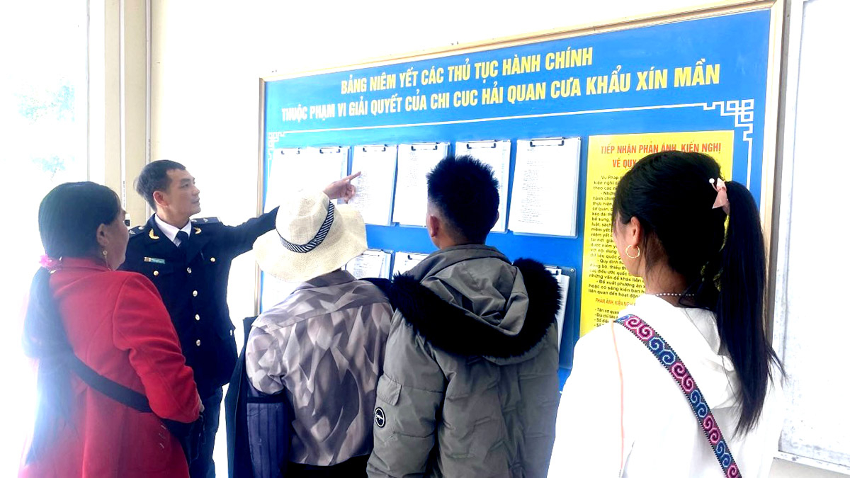 Công chức Chi cục Hải quan Cửa khẩu Xín Mần tuyên truyền văn bản pháp luật cho cư dân biên giới.