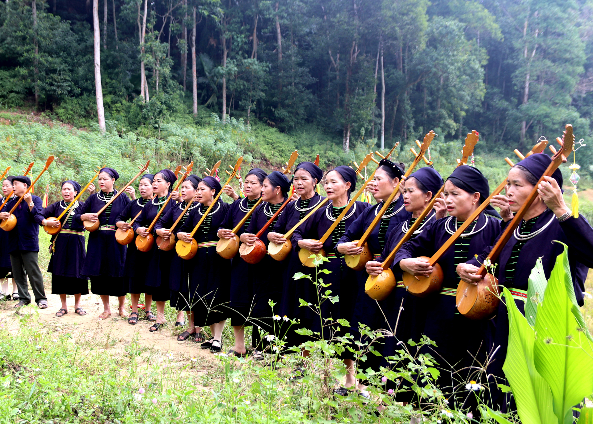 Các Đội văn nghệ dân gian của xã Phương Độ luyện tập hát Then, đàn Tính.
