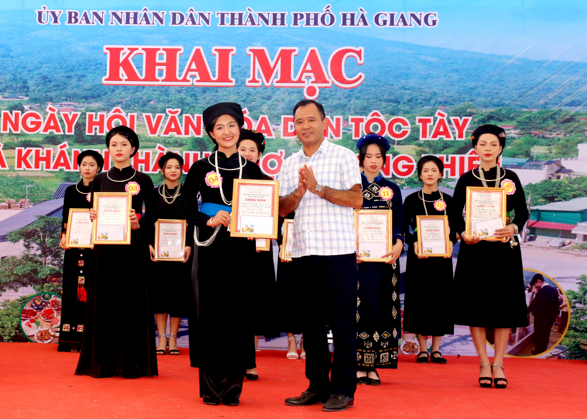 Ban Tổ chức trao giải thưởng cho các thí sinh xuất sắc nhất tại Hội thi Người đẹp dân tộc Tày.

