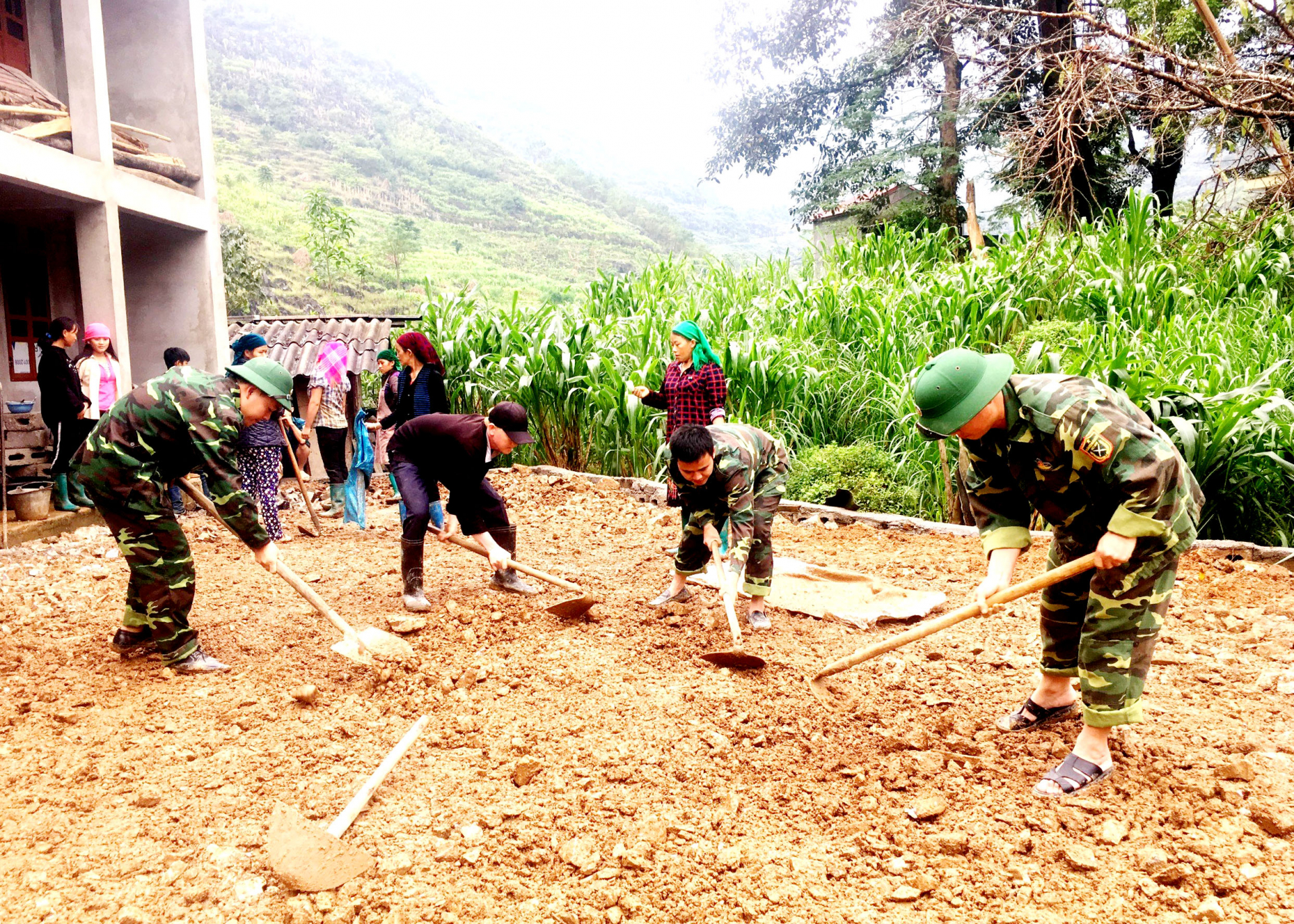 Cán bộ, chiến sỹ Ban Chỉ huy Quân sự huyện Mèo Vạc hỗ trợ người dân thị trấn Mèo Vạc tạo mặt bằng xây nhà kiên cố.