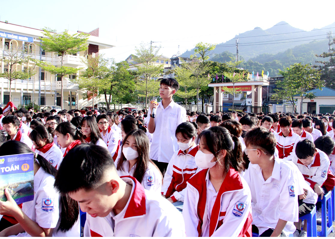 Học sinh Trường THPT Lê Hồng Phong trả lời câu hỏi trong buổi tuyên truyền phòng, chống ma túy.