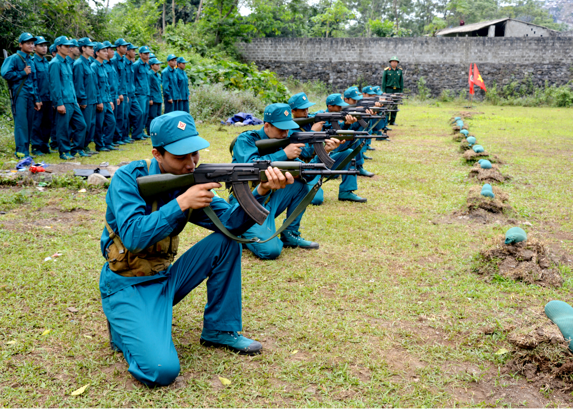 Lực lượng dân quân thường trực huyện Vị Xuyên huấn luyện bắn súng tiểu liên AK.

