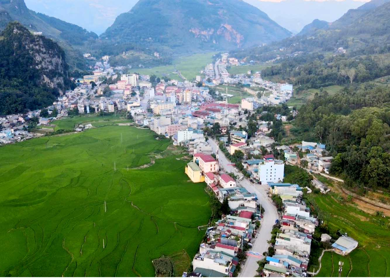 Siết chặt quản lý xây dựng và quy hoạch đô thị giúp huyện Đồng Văn phát triển du lịch bền vững.
Trong ảnh: Toàn cảnh thị trấn Đồng Văn.