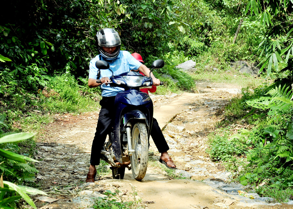 Những đoạn đường vào trường Nà Pó còn gian nan.
