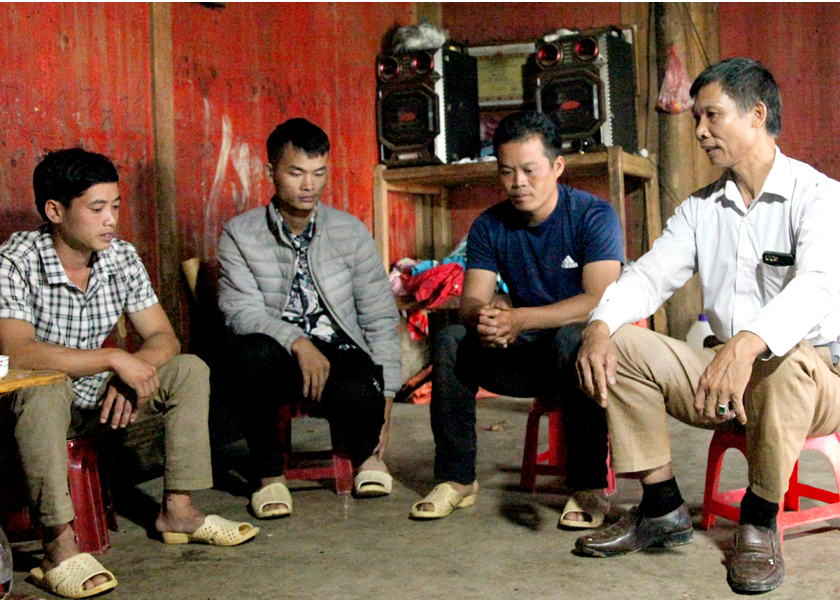 Đồng chí Nguyễn Văn Thương đầu tiên bên phải tuyên truyền, vận động nhân dân thôn Sủng Pảo 2 từ bỏ đạo lạ San sư khẻ tọ.
