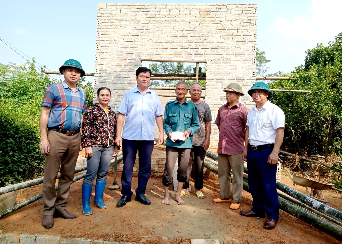 Lãnh đạo Hội Chữ thập đỏ huyện Quang Bình trao tiền hỗ trợ hộ nghèo xây nhà ở.