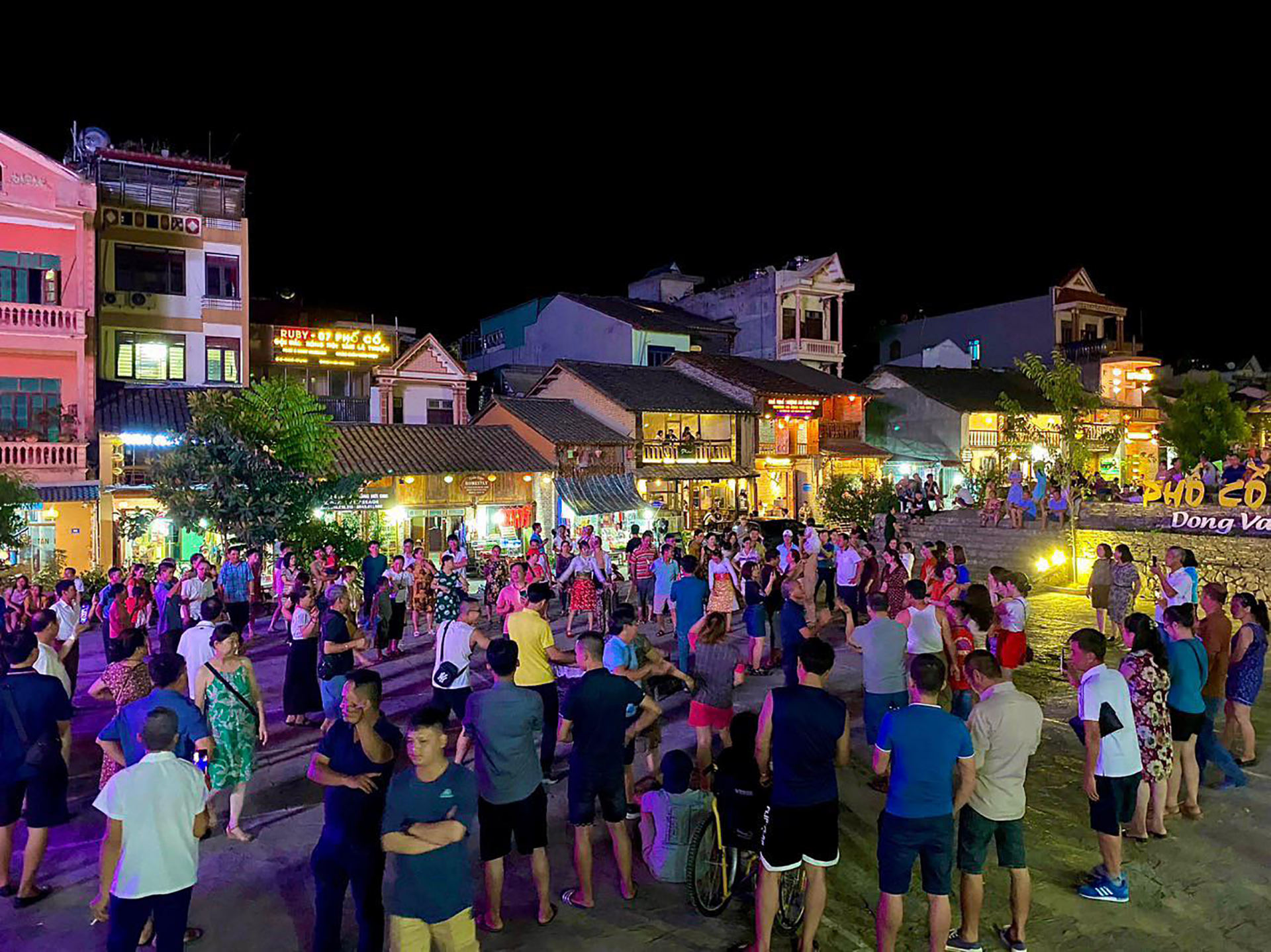Từng nhóm du khách và người dân giao lưu múa hát trong khu phố cổ Đồng Văn.