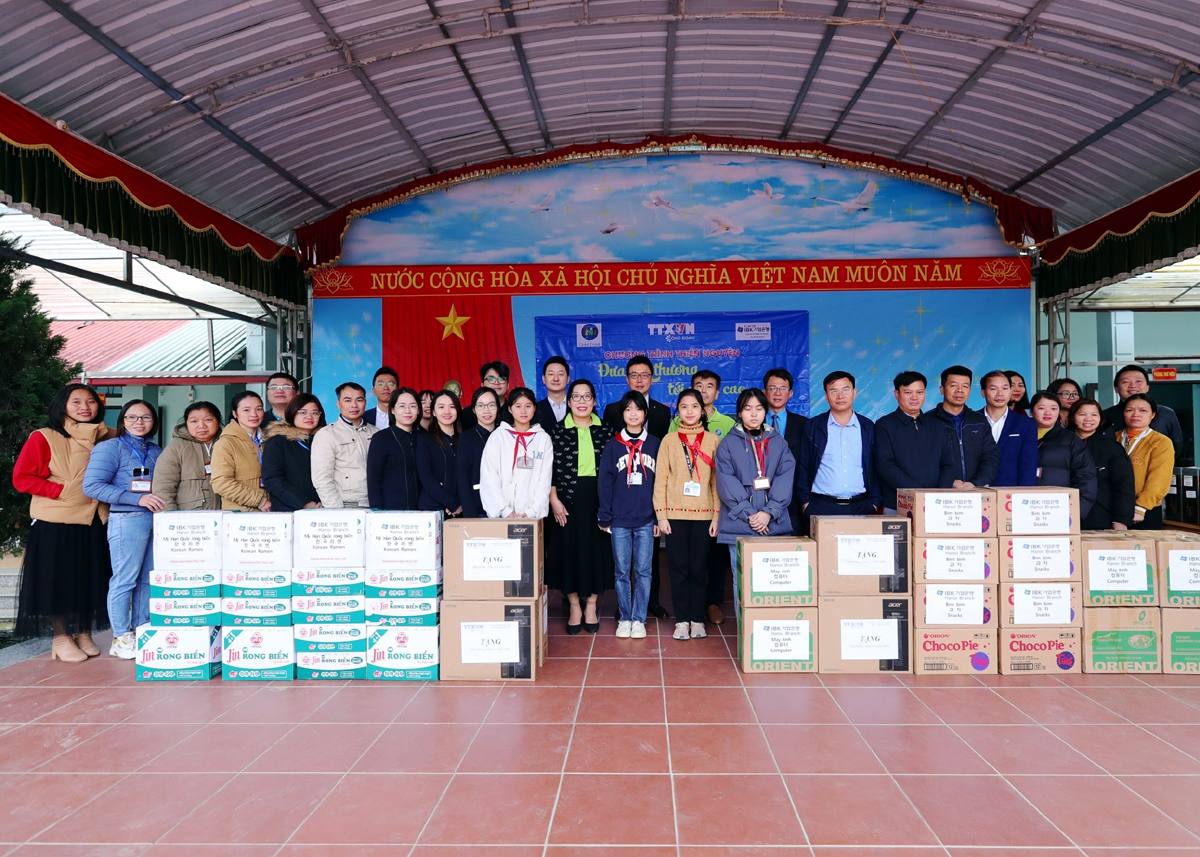 Công đoàn TTXVN, Cơ quan Thường trú TTXVN tại Hà Giang, các nhà tài trợ và lãnh đạo UBND huyện Quản Bạ trao quà cho các em học sinh trường THCS Thị trấn Tam Sơn, huyện Quản Bạ.