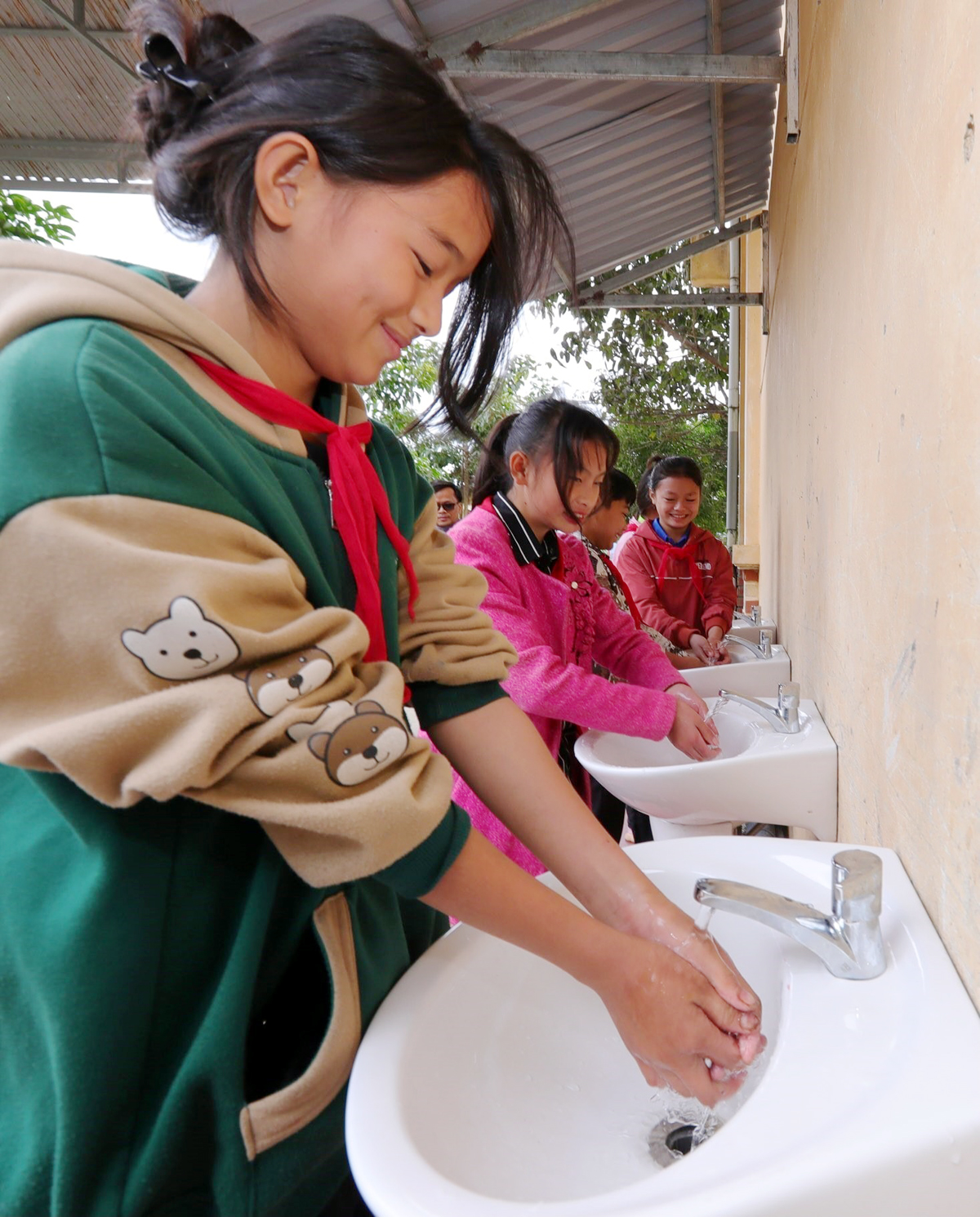 Học sinh Trường Phổ thông Dân tộc bán trú THCS Bát Đại Sơn sử dụng nước sạch từ giếng khoan do Công đoàn TTXVN và các cơ quan, đơn vị tài trợ.