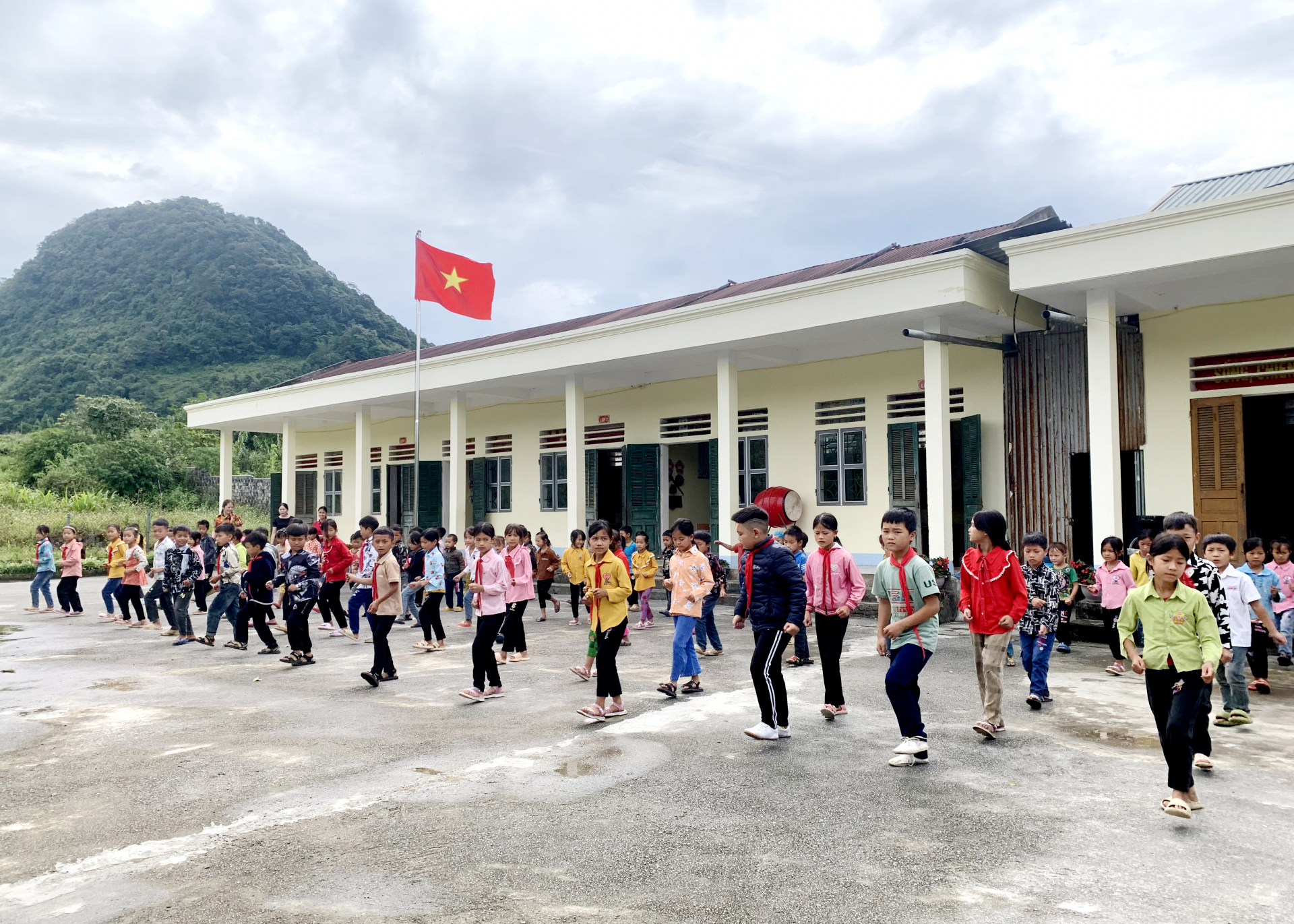 Những hoạt động đầu giờ của các em học sinh điểm trường Pao Mã Phìn, trường PTDTBT Tiểu học Tùng Vài, huyện Quản Bạ