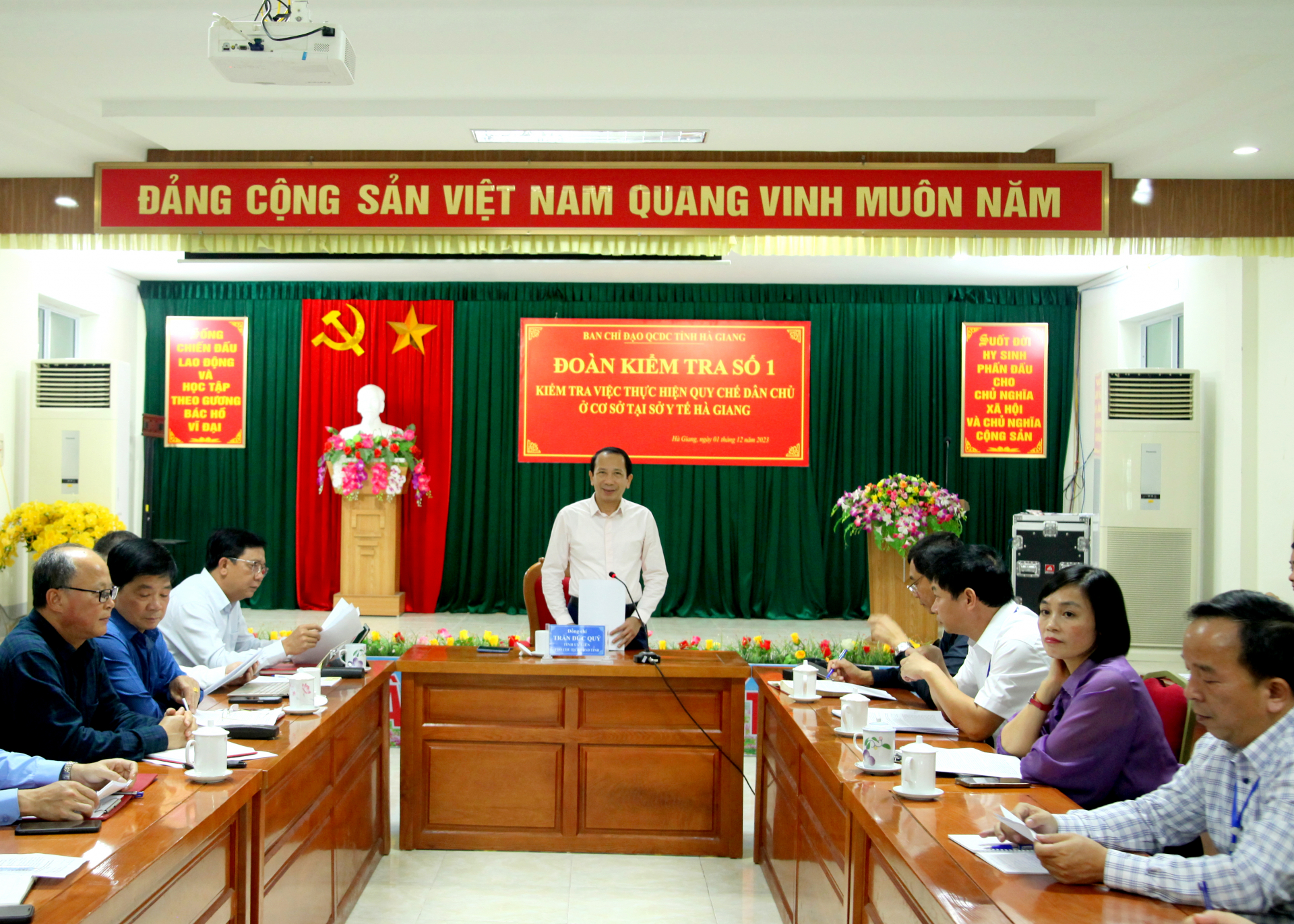 Phó Chủ tịch UBND tỉnh Trần Đức Quý phát biểu kết luận buổi làm việc tại Sở Y tế.
