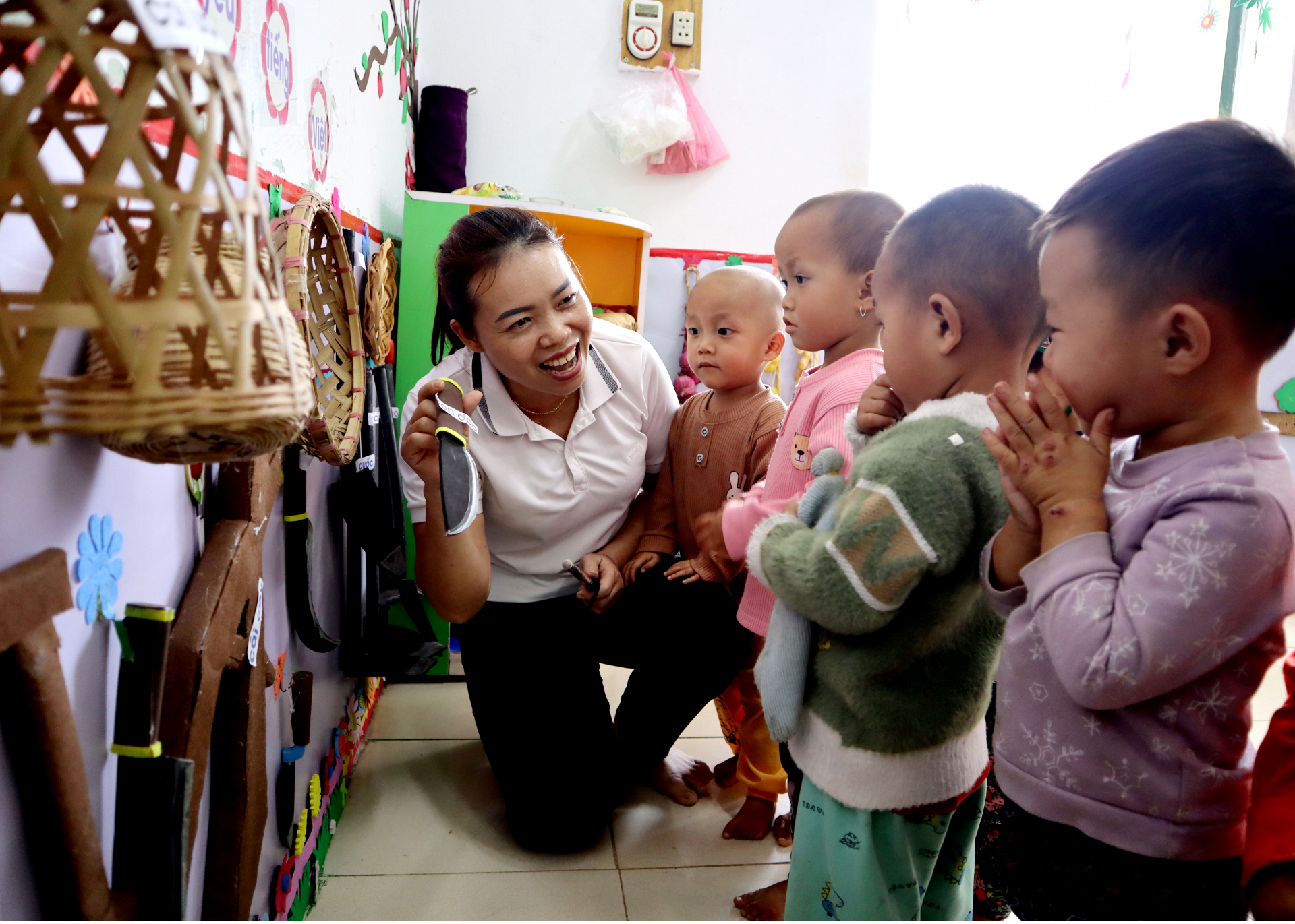 Các em học sinh của trường mầm non Thàng Tín (Hoàng Su Phì) hào hứng tham gia buổi học cùng cô giáo