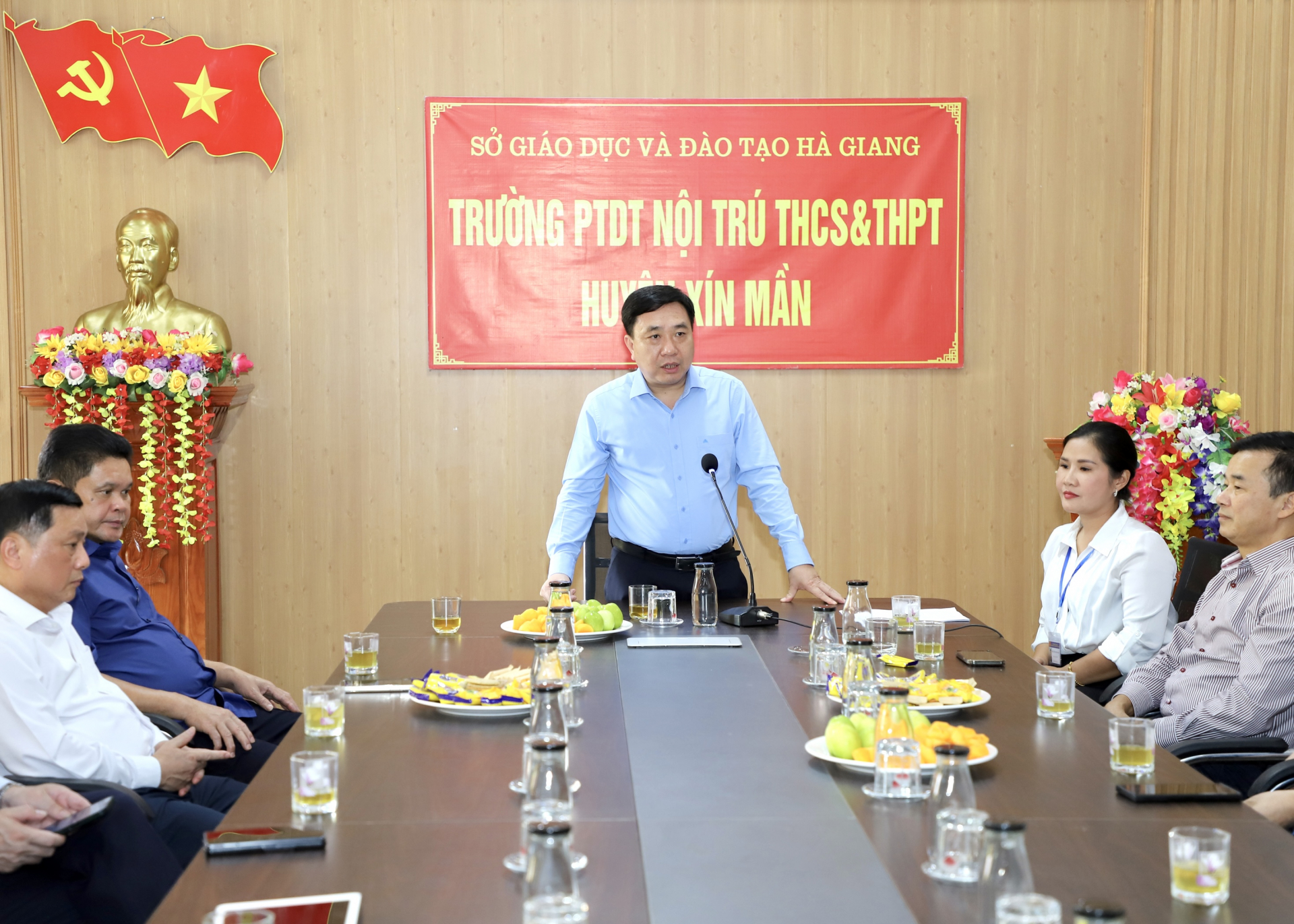 Quyền Bí thư Tỉnh ủy Nguyễn Mạnh Dũng phát biểu với cán bộ, giáo viên Trường PTDT nội trú THCS và THPT huyện Xín Mần.