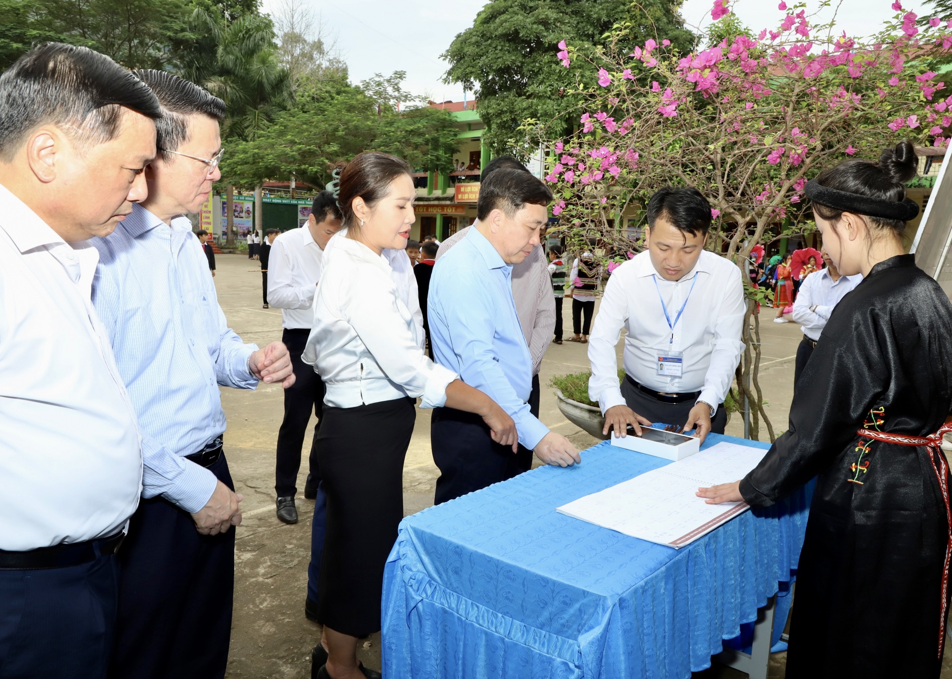 Quyền Bí thư Tỉnh ủy Nguyễn Mạnh Dũng kiểm tra việc giảng dạy, tuyên truyền Nghị quyết số 27 cho học sinh Trường PTDT nội trú THCS và THPT huyện Xín Mần.