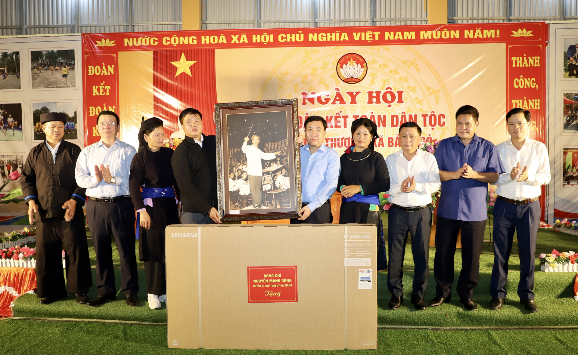 Đoàn công tác của Quyền Bí thư Tỉnh ủy Nguyễn Mạnh Dũng tặng quà thôn Táo Thượng