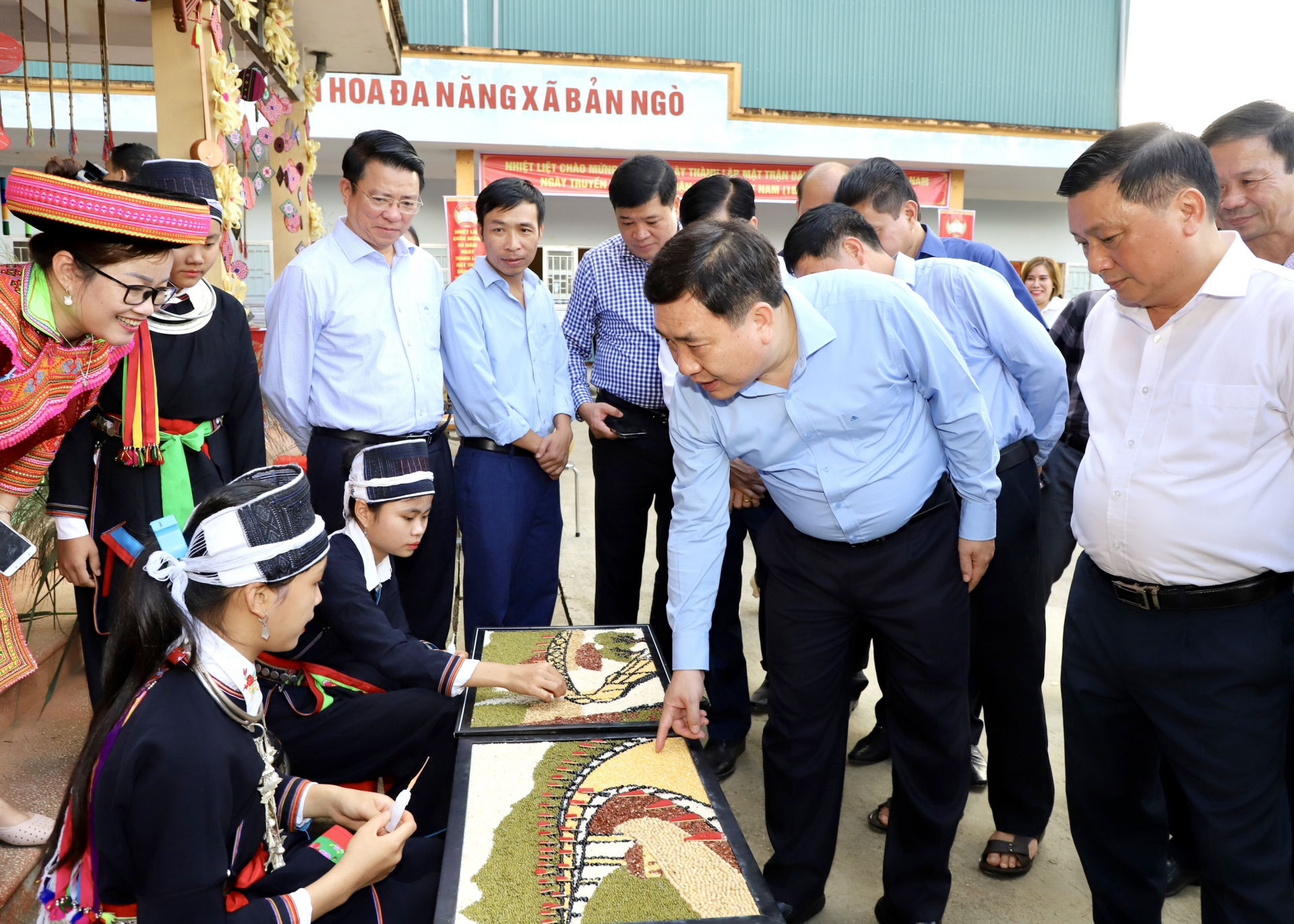 Quyền Bí thư Tỉnh ủy Nguyễn Mạnh Dũng thăm gian hàng thủ công truyền thống của thôn Táo Thượng.
