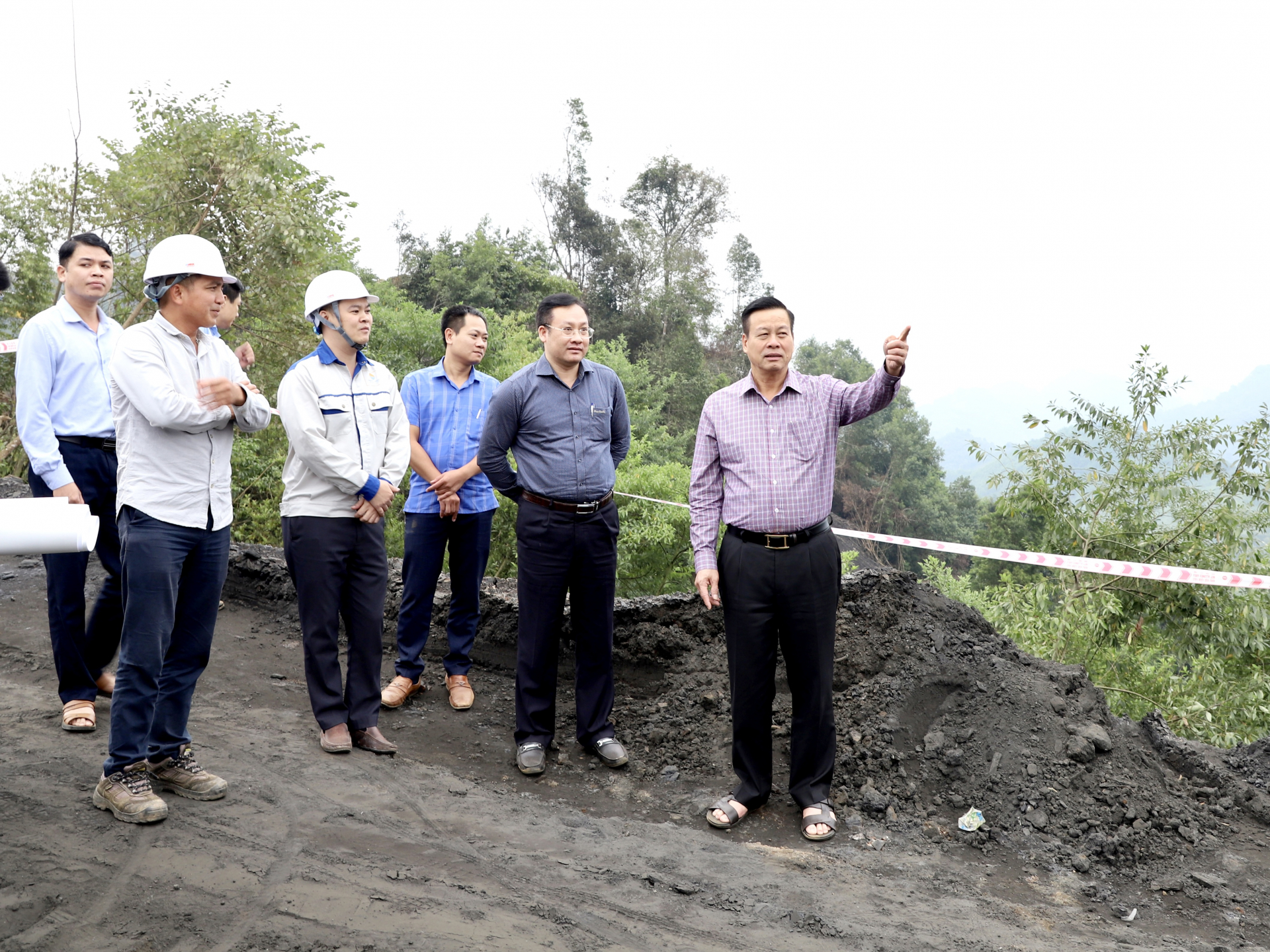 Chủ tịch UBND tỉnh Nguyễn Văn Sơn kiểm tra đoạn tuyến thuộc khu vực xã Quang Minh.
