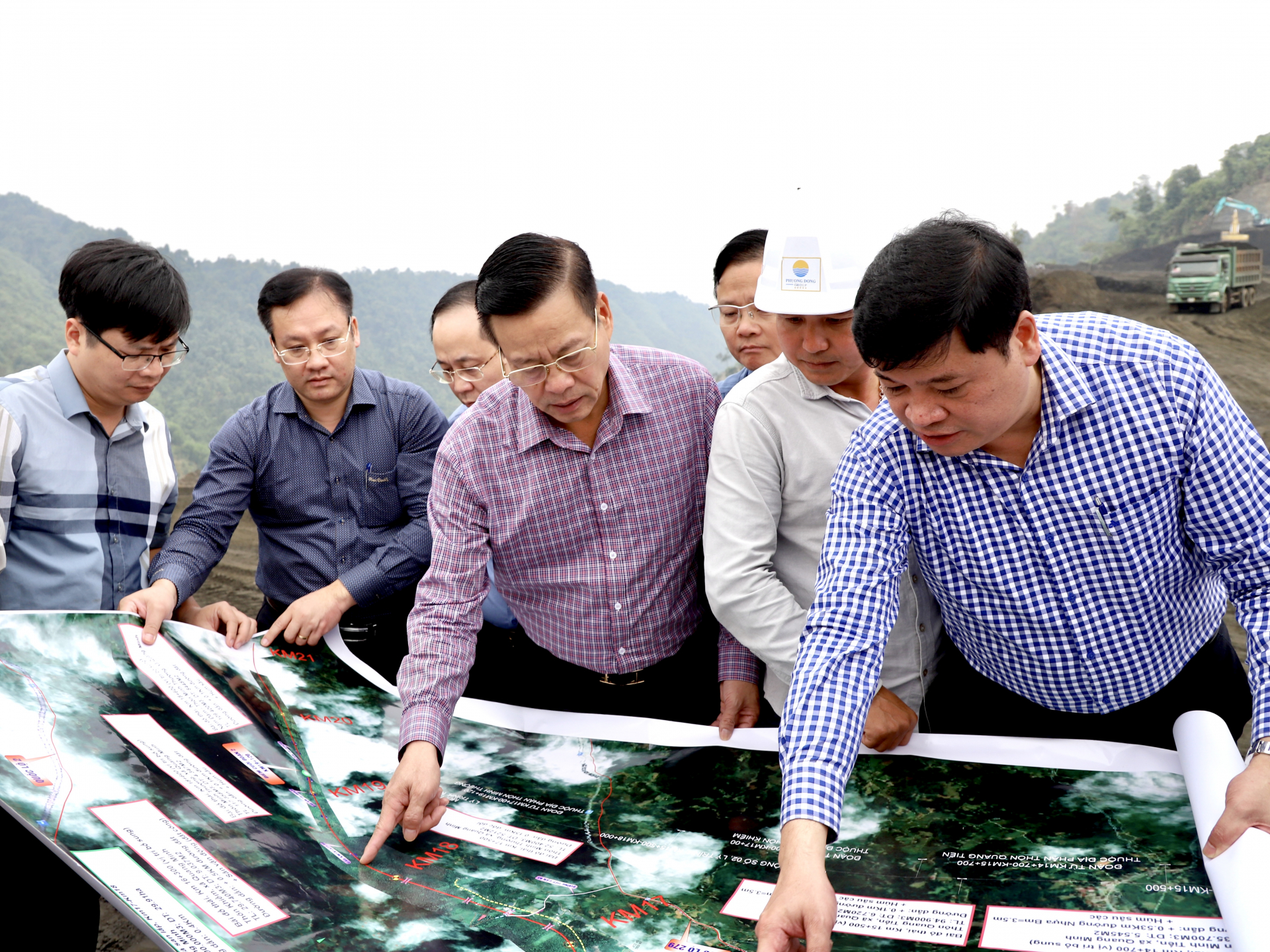 Chủ tịch UBND tỉnh Nguyễn Văn Sơn kiểm tra bản đồ đoạn tuyến thuộc khu vực xã Quang Minh.