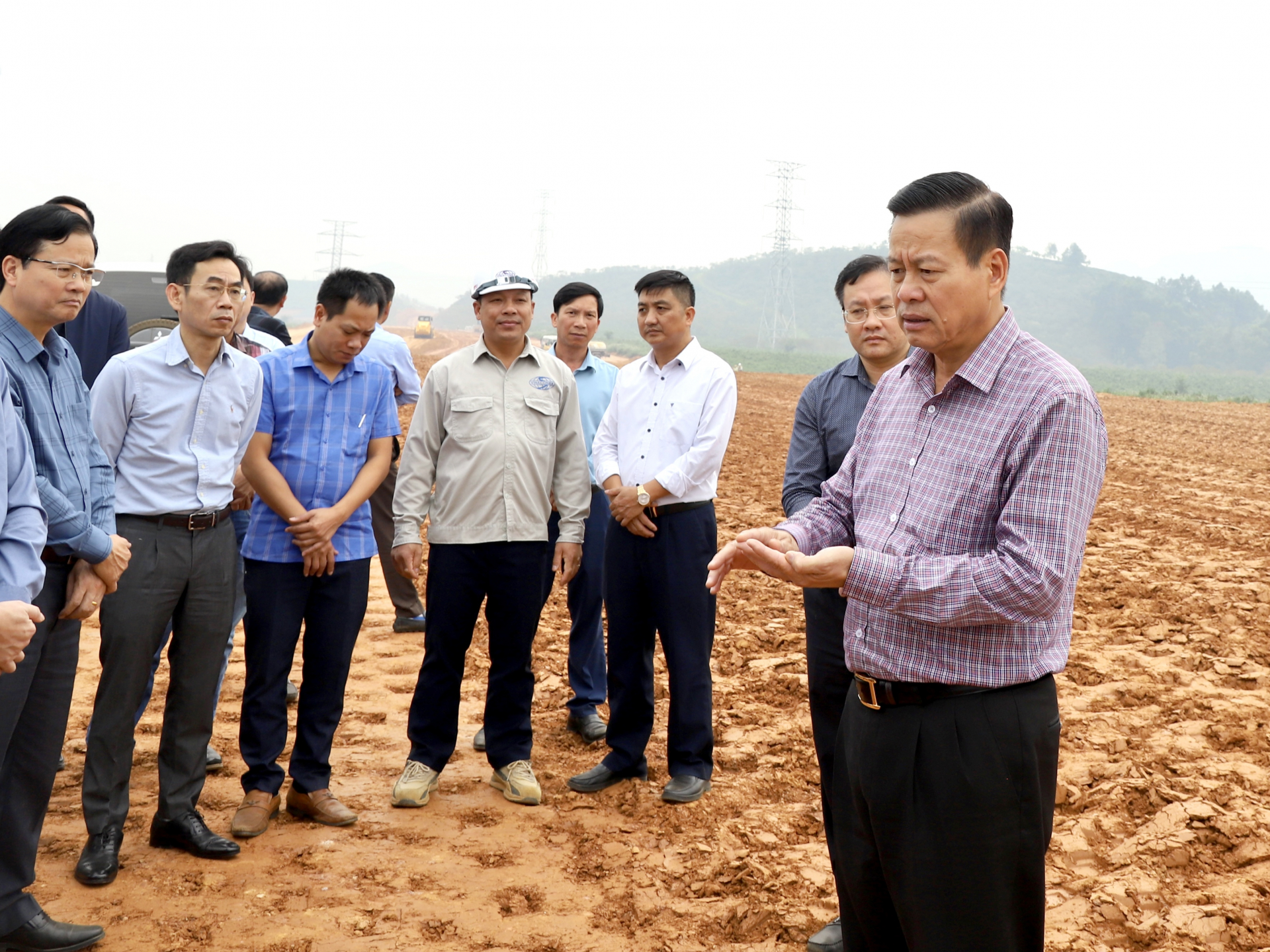 Chủ tịch UBND tỉnh Nguyễn Văn Sơn chỉ đạo biện pháp đẩy nhanh tiến độ thi công.