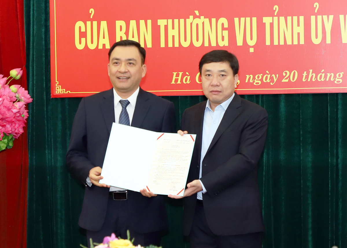 Quyền Bí thư Tỉnh ủy Nguyễn Mạnh Dũng trao Quyết định cho đồng chí Nguyễn Chí Thâm, Phó Chủ nhiệm UBKT Tỉnh ủy.