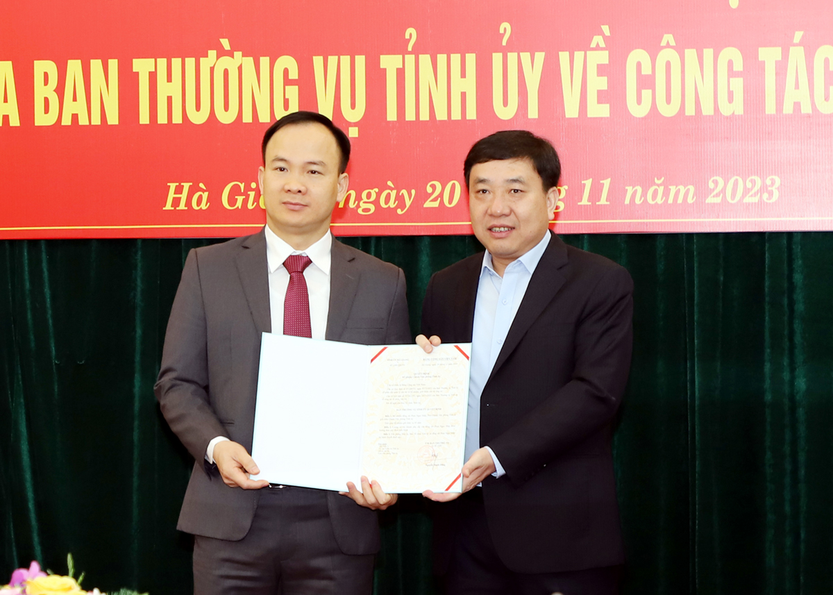 Quyền Bí thư Tỉnh ủy Nguyễn Mạnh Dũng trao Quyết định cho đồng chí Phan Ngọc Hiệp, Chánh Văn phòng Tỉnh ủy.