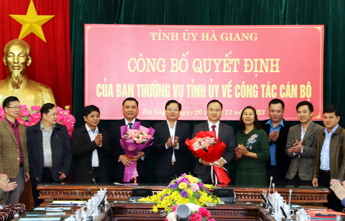 Chủ nhiệm UBKT Tỉnh ủy Trần Quang Minh và Cơ quan UBKT Tỉnh ủy tặng hoa chúc mừng đồng chí Nguyễn Chí Thâm và Phan Ngọc Hiệp