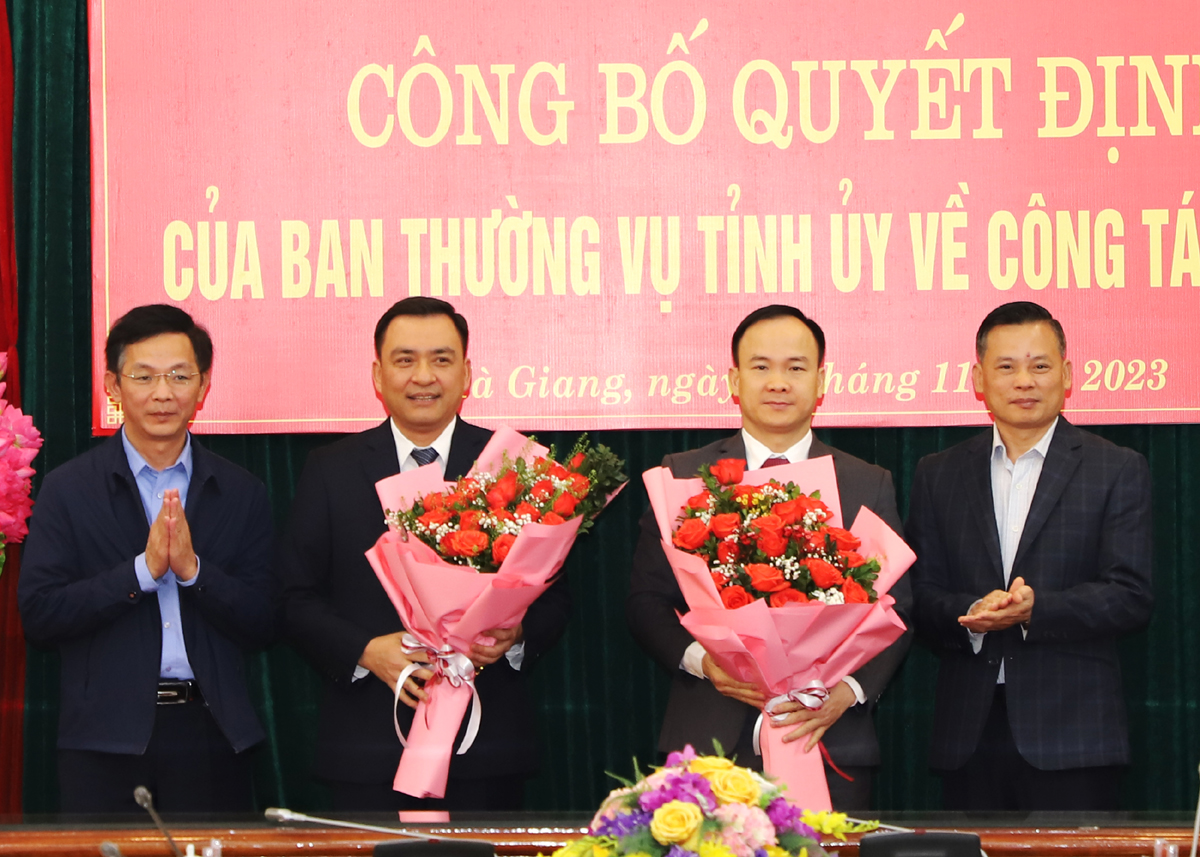 Lãnh đạo Văn phòng Đoàn ĐBQH - HĐND tỉnh tặng hoa chúc mừng đồng chí Nguyễn Chí Thâm và Phan Ngọc Hiệp