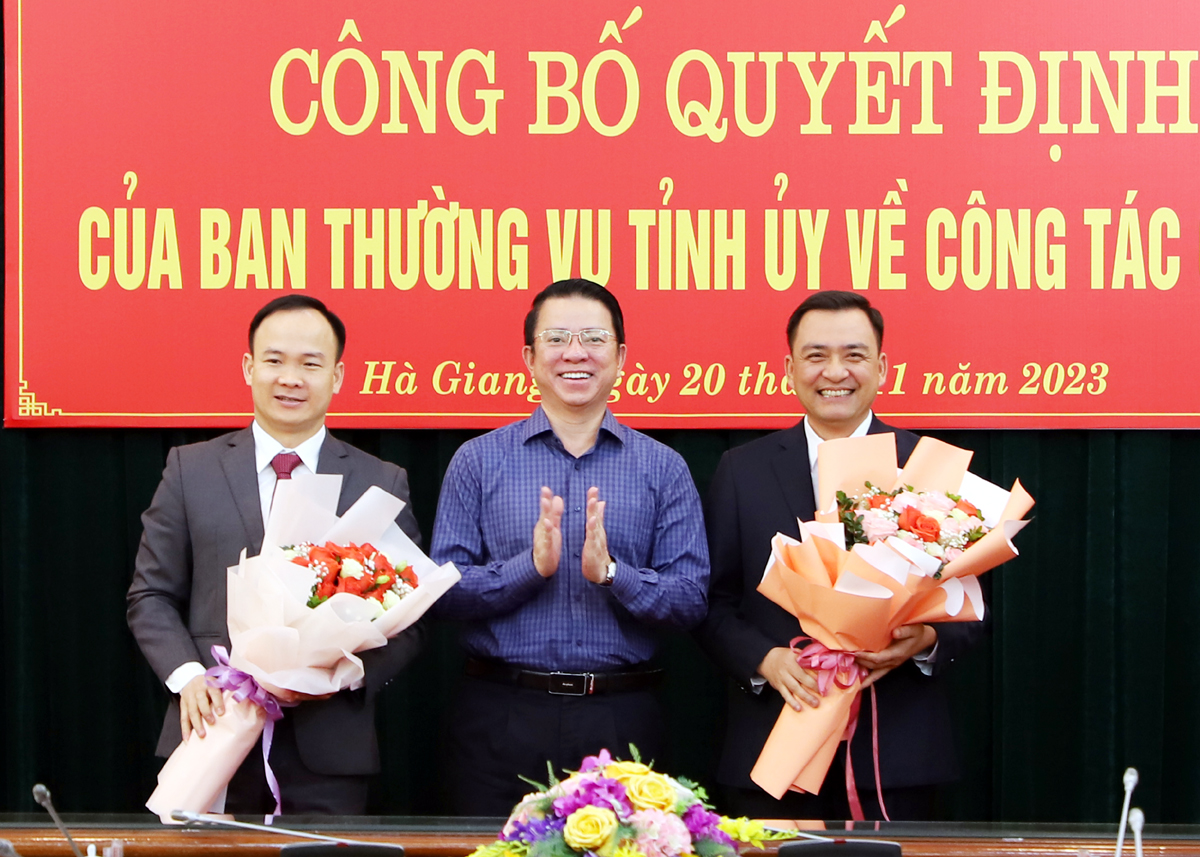 Trưởng ban Dân Vận Tỉnh ủy Trần Mạnh Lợi tặng hoa chúc mừng đồng chí Nguyễn Chí Thâm và Phan Ngọc Hiệp