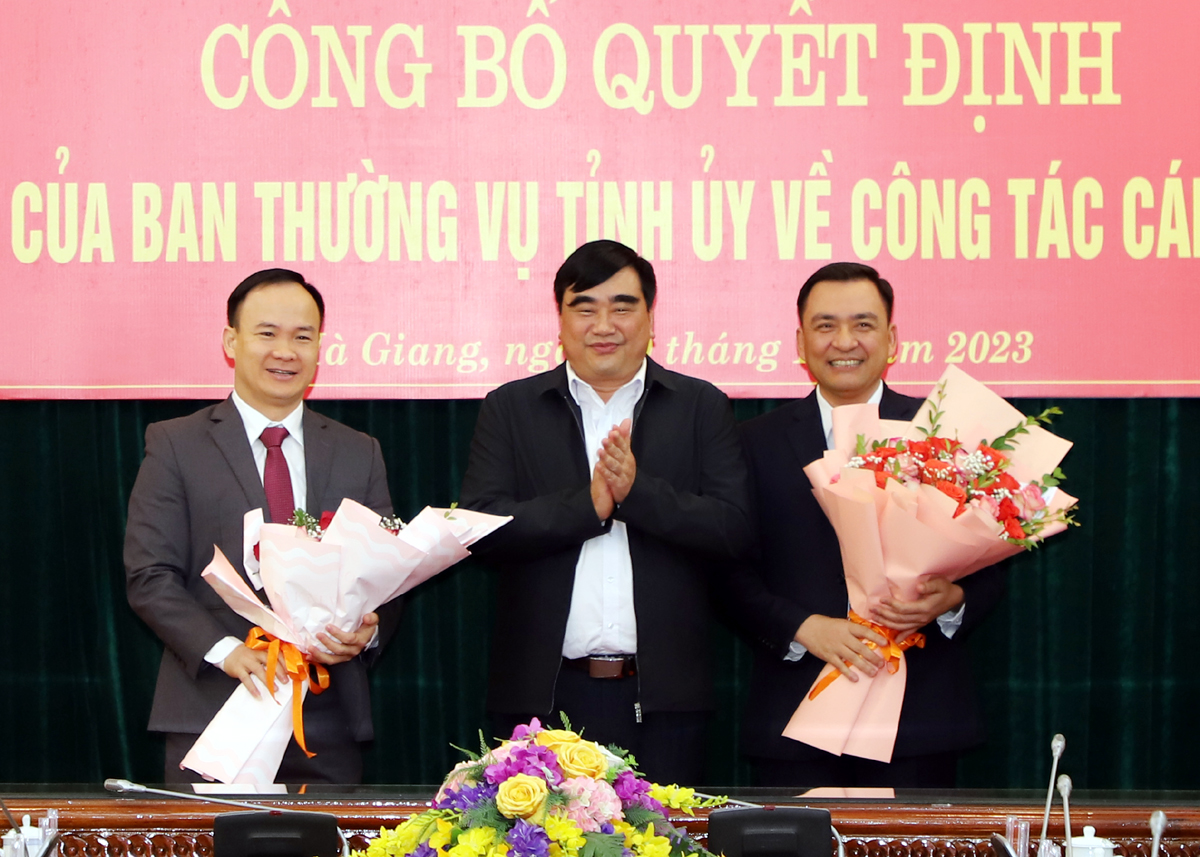 Trưởng ban Nội Chính Tỉnh ủy Hoàng Đình Phới tặng hoa chúc mừng đồng chí Nguyễn Chí Thâm và Phan Ngọc Hiệp