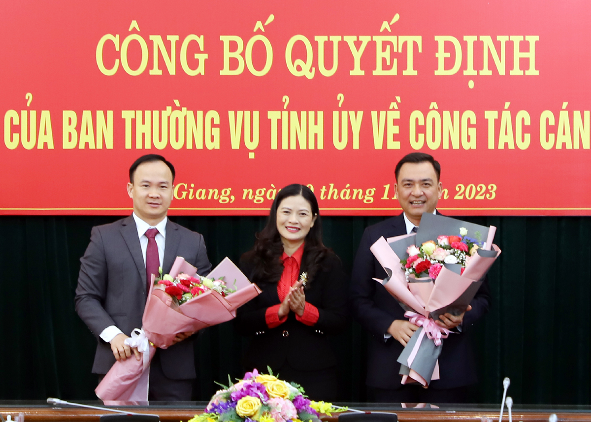 Trưởng ban Tuyên Giáo Tỉnh ủy Vương Ngọc Hà 
tặng hoa chúc mừng đồng chí Nguyễn Chí Thâm và Phan Ngọc Hiệp