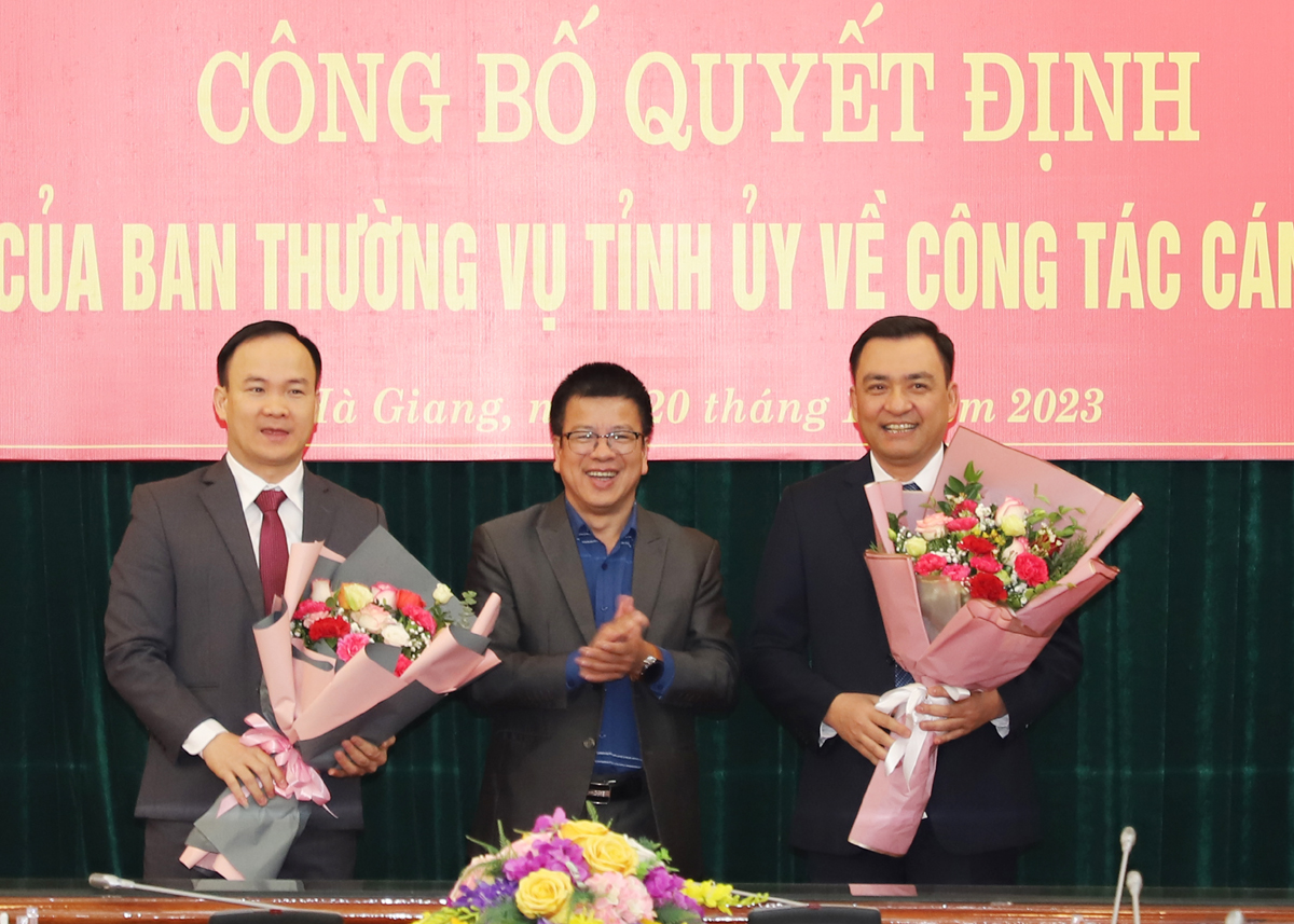 Tổng Biên tập Báo Hà Giang Nguyễn Trung Thu 
tặng hoa chúc mừng đồng chí Nguyễn Chí Thâm và Phan Ngọc Hiệp