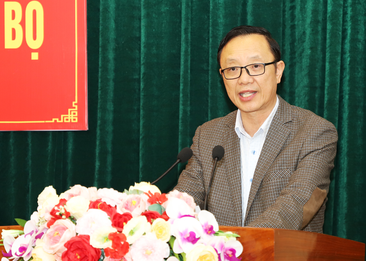 Phó Bí thư Thường trực Tỉnh ủy, Chủ tịch HĐND tỉnh Thào Hồng Sơn phát biểu giao nhiệm vụ cho đồng chí Nguyễn Chí Thâm và Phan Ngọc Hiệp.