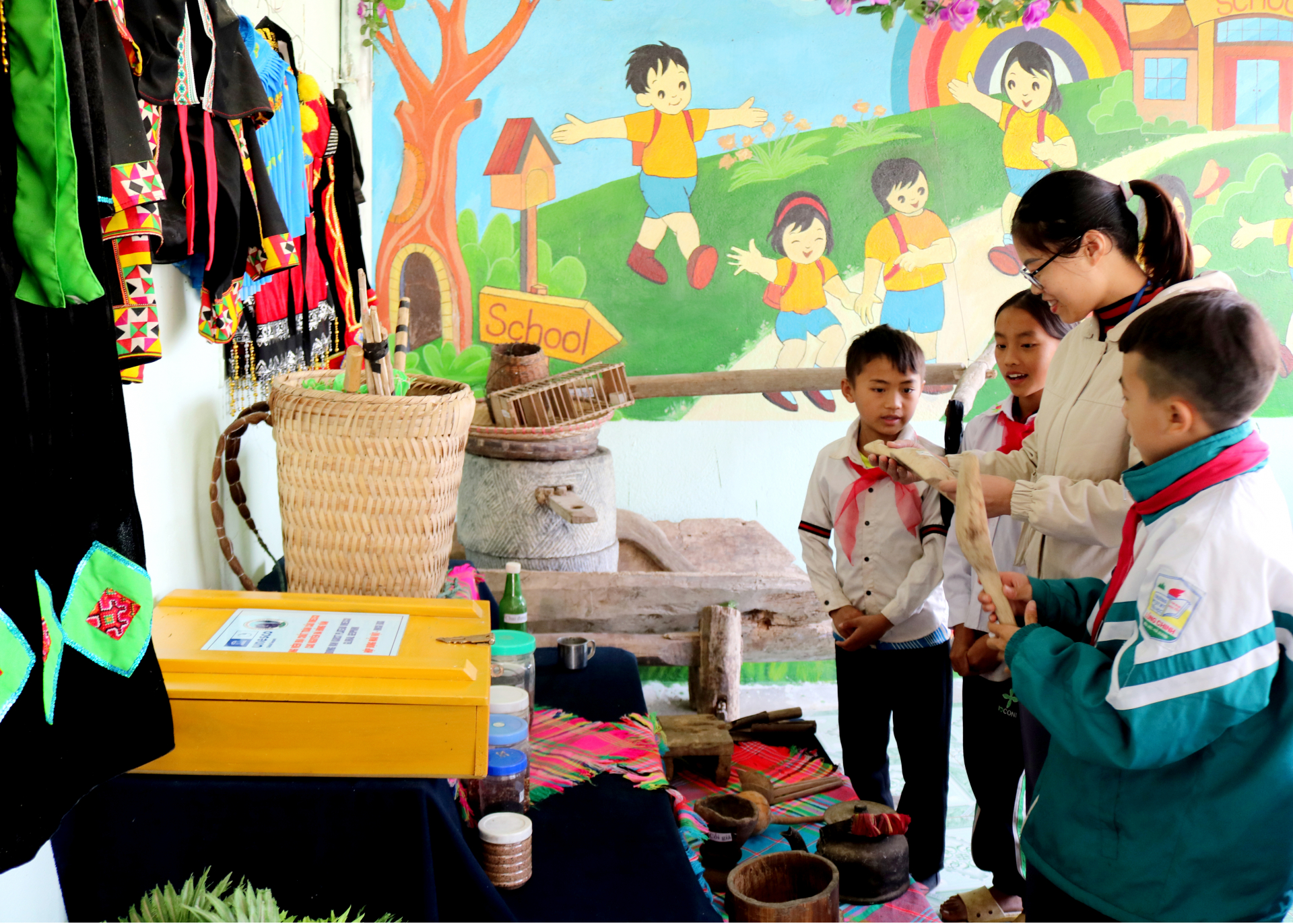 Trường PTDTBT THCS Lũng Chinh bố trí góc địa phương tại thư viện với nhiều vật dụng gần gũi để học sinh tìm hiểu.