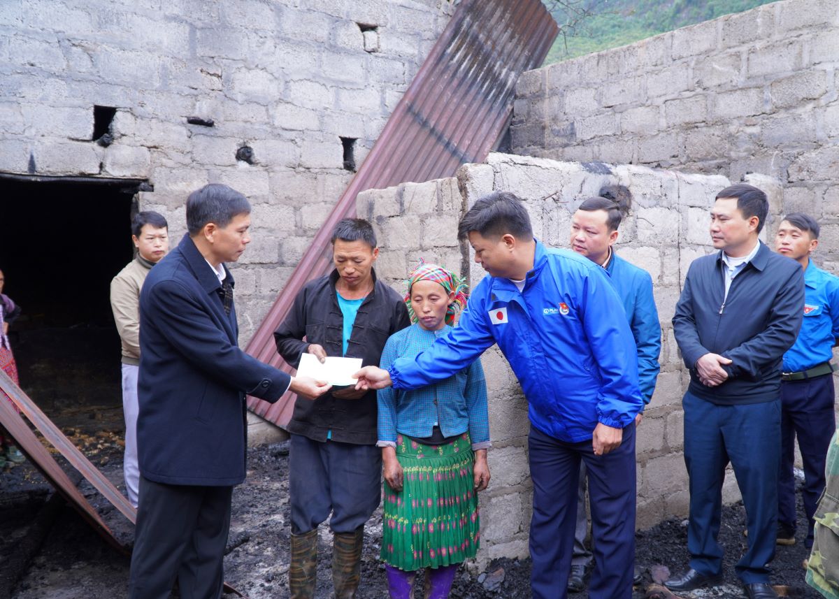 Lãnh đạo huyện Mèo Vạc động viên, trao kinh phí hỗ trợ cho gia đình ông Thào Mí Thề.